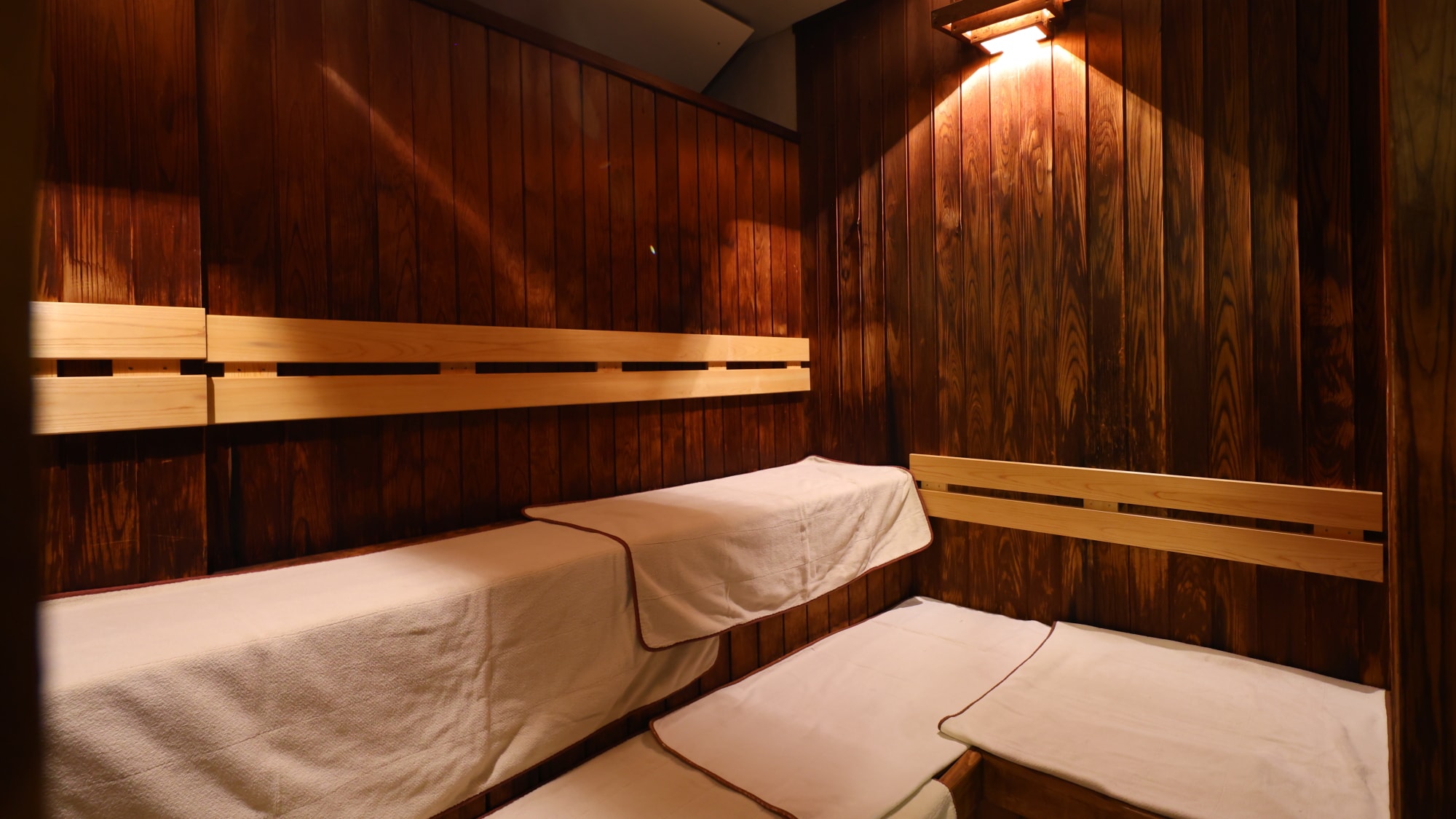 ■[女性] 高溫桑拿 (溫度：約95℃、附電視、容納人數：4人/凌晨1點至5點休息)