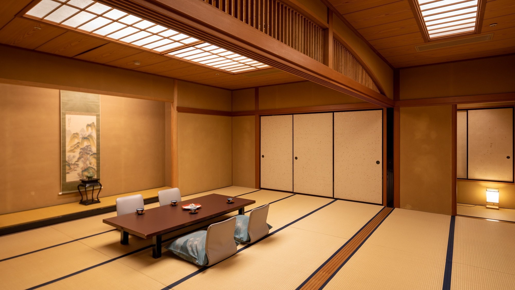 [Non-smoking] Main building/Spacious Japanese room/The main room is 18 tatami mats, so everyone can sleep together. Also for girls' night out♪