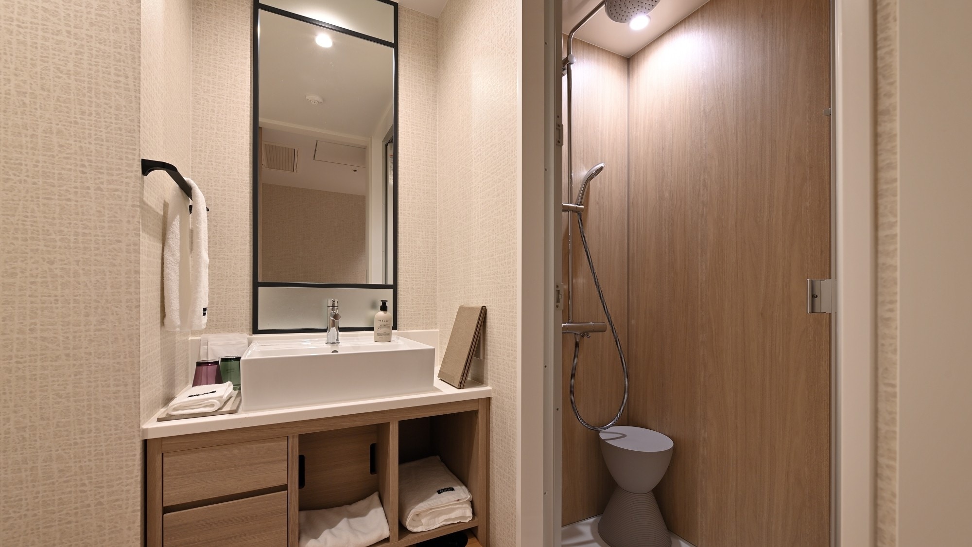 [Ví dụ về phòng Cocoon] Được trang bị vòi sen cầm tay để dễ sử dụng và vòi sen phun mưa có khả năng giữ nhiệt.