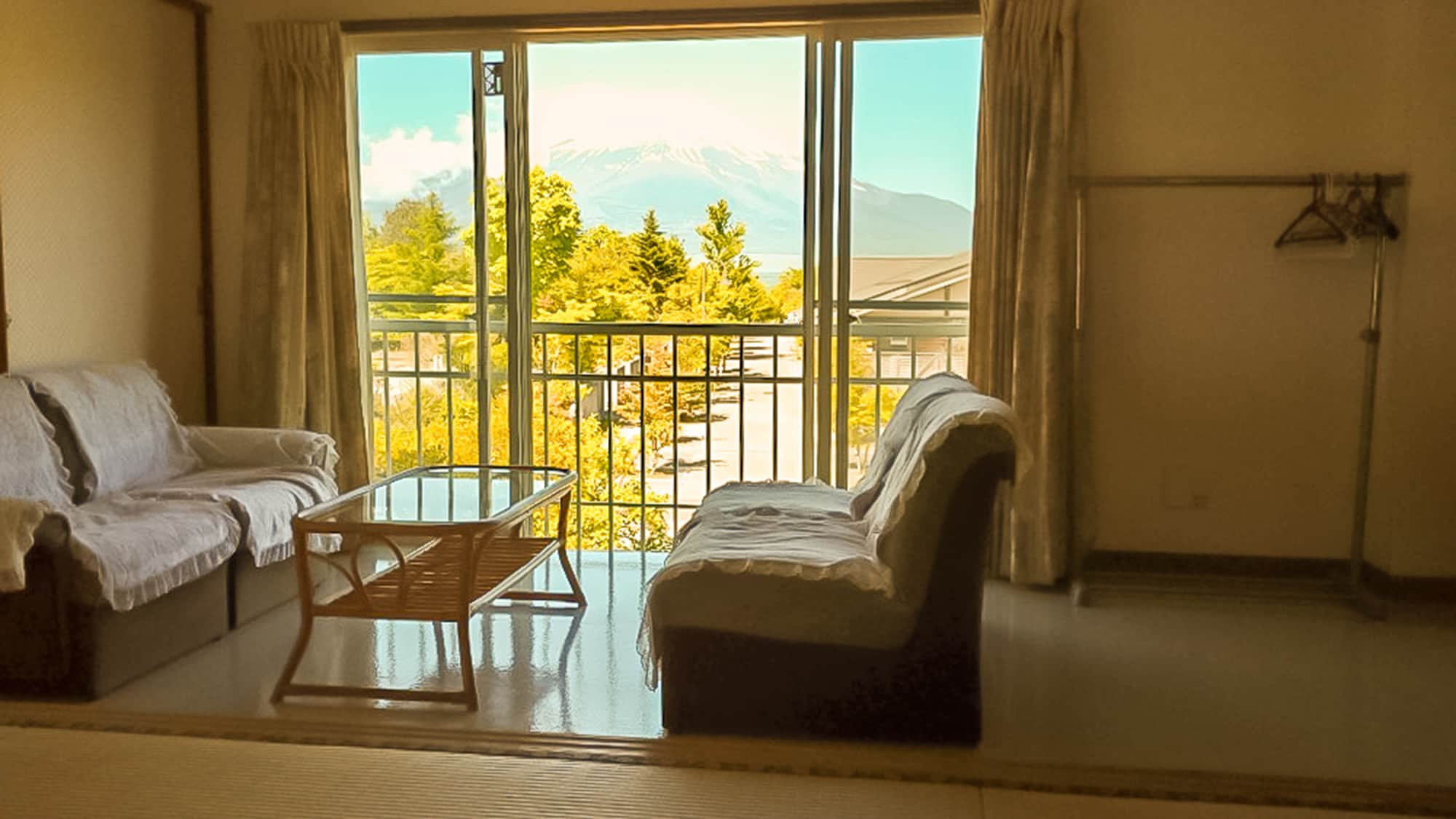 ・ [Example of Japanese-style room] Equipped with a tennis court exclusively for the inn. Free for hotel guests! (Advance reservation required)