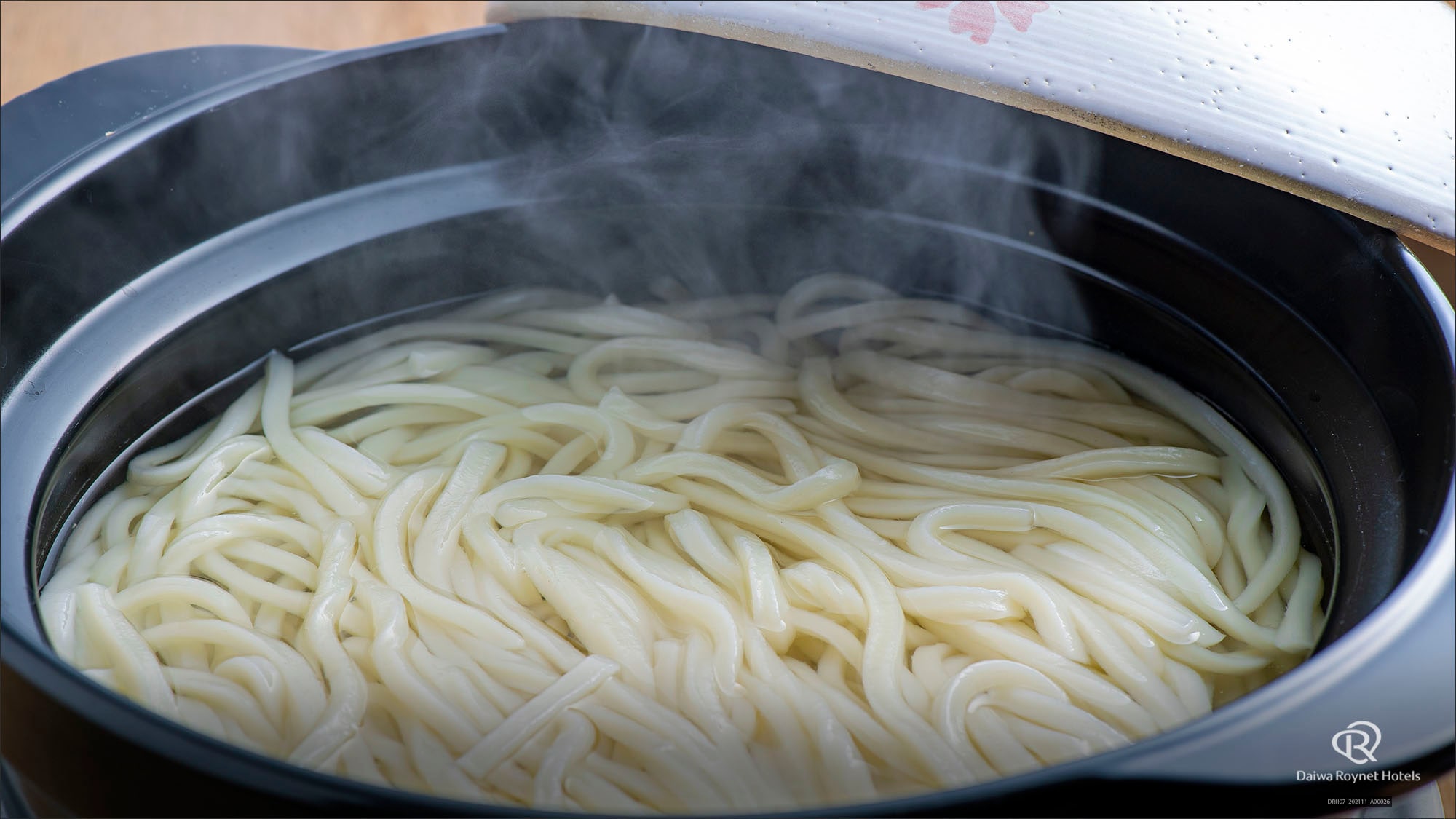 芝麻湯烏龍麵佐熱湯