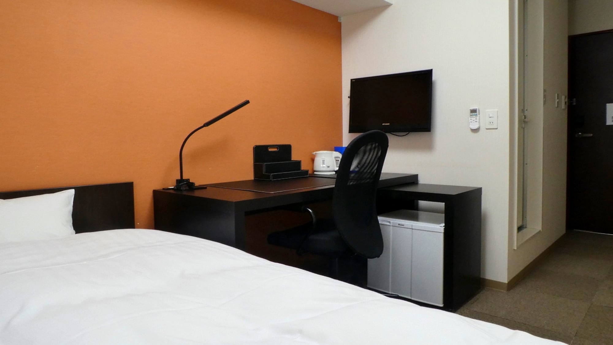Business single room with individual air conditioning, Wi-Fi, warm water washing toilet seat