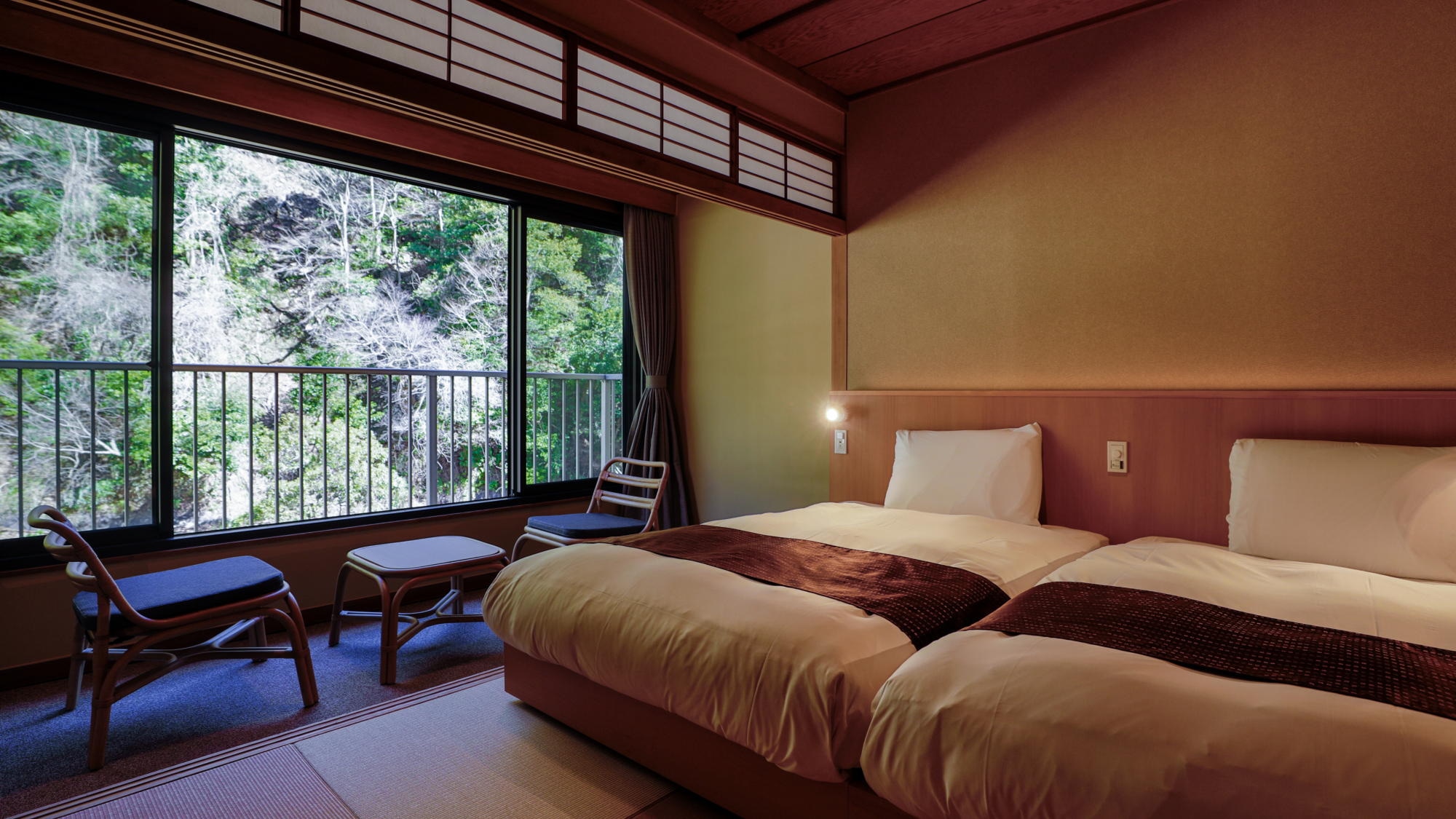 An example of a Japanese-style Hollywood twin room with hot spring water and an indoor bath along the river