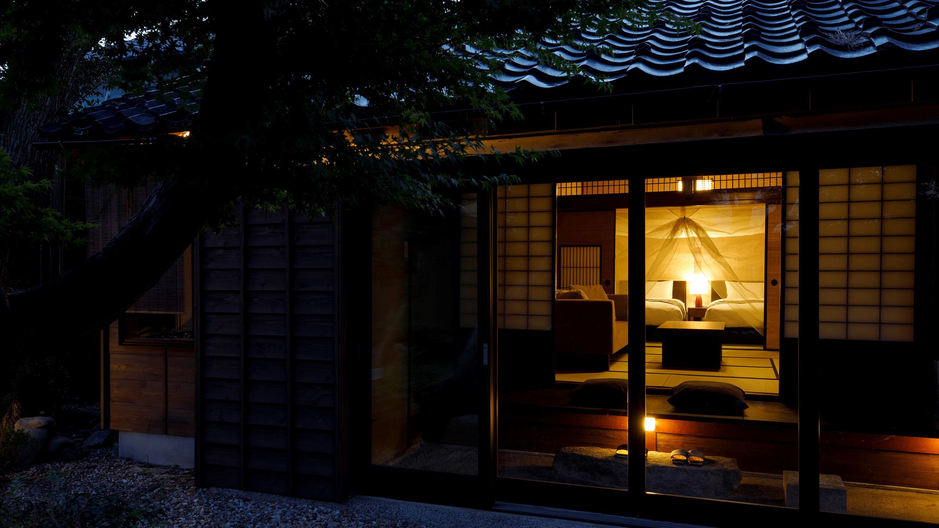 [Where the Clouds Go] At night, the mosquito net in the bedroom creates a fantastic atmosphere.