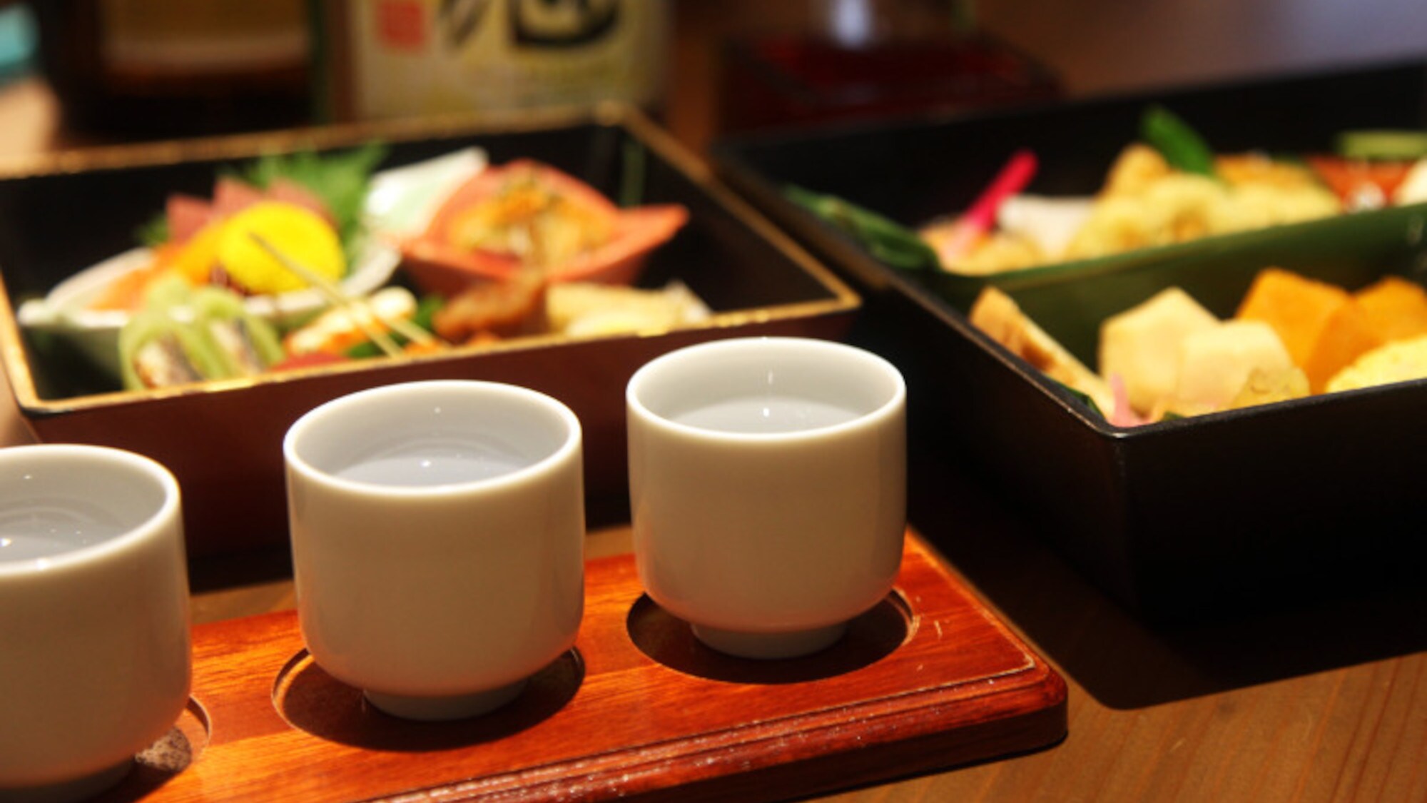 Compare local sake at Tochigi local sake spot "Ikkon"
