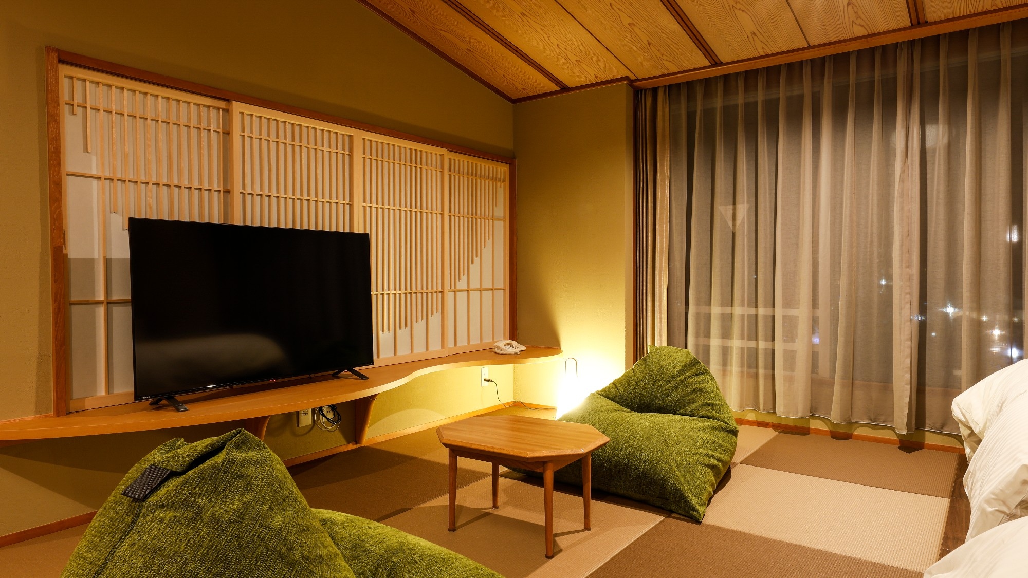 [Corner Comfort Room <Yumetsuru>] A spacious room where you can relax.