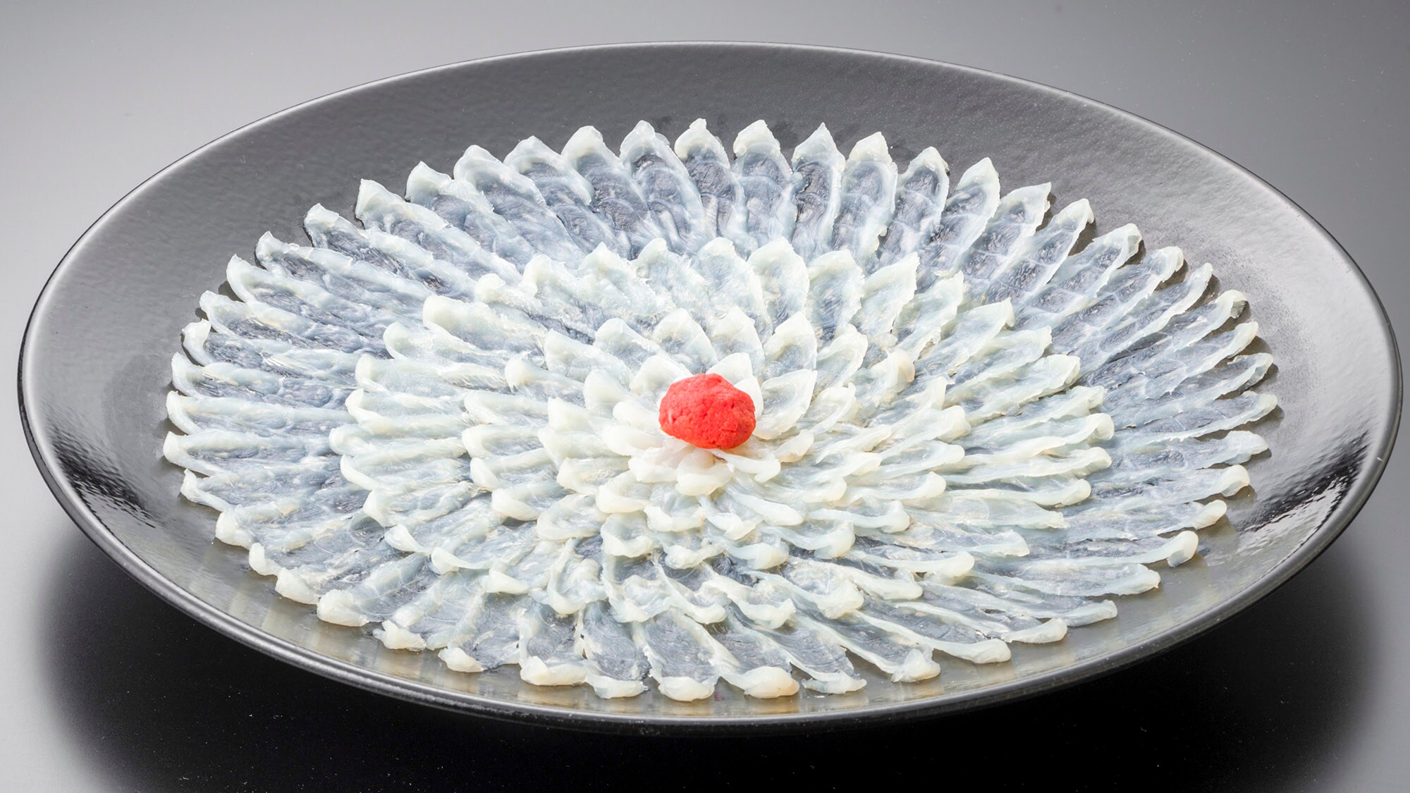 ・[餐點範例] 擺盤精美的生魚片