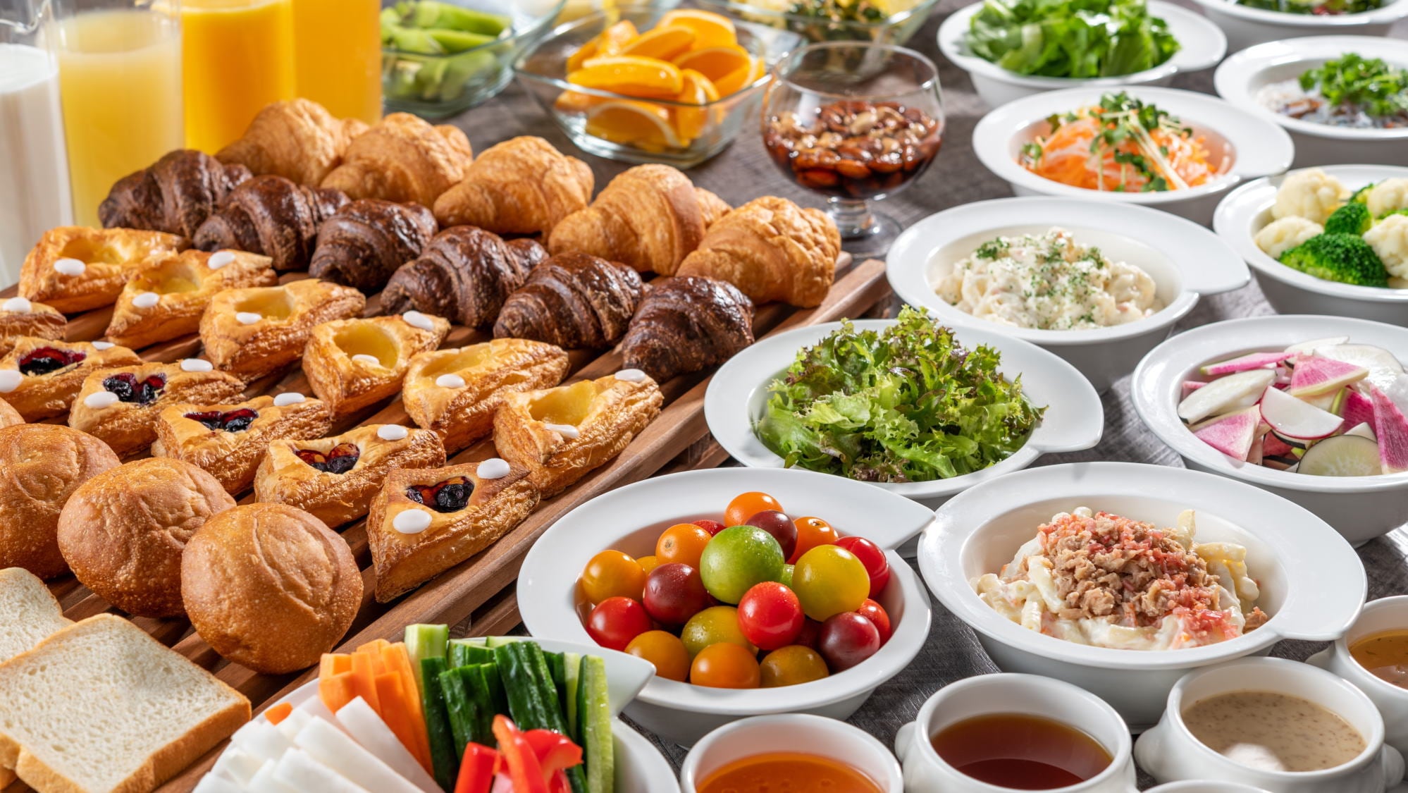 [Breakfast] Japanese, Western, and Chinese buffet with everything from local cuisine to standard menu items!