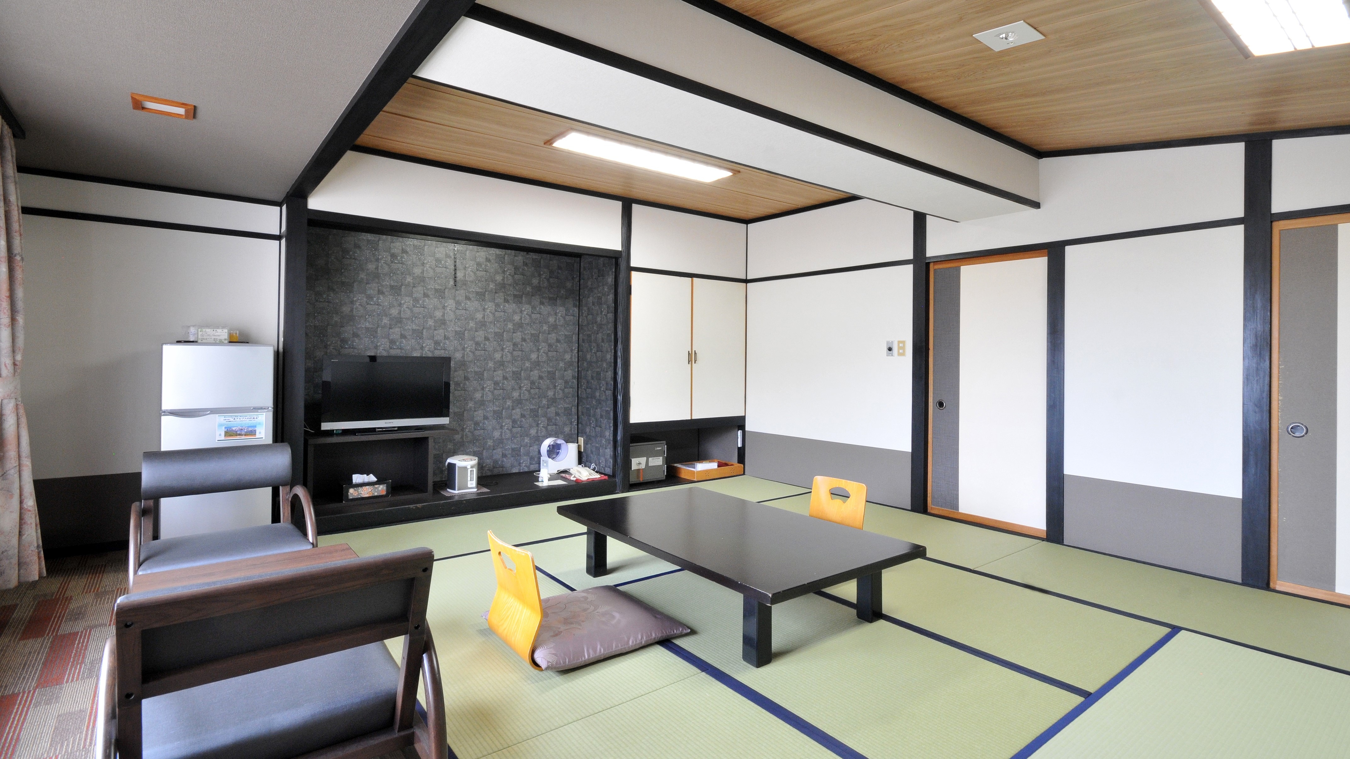 Japanese-style room 12 tatami mats * All rooms are non-smoking * Bath and toilet included