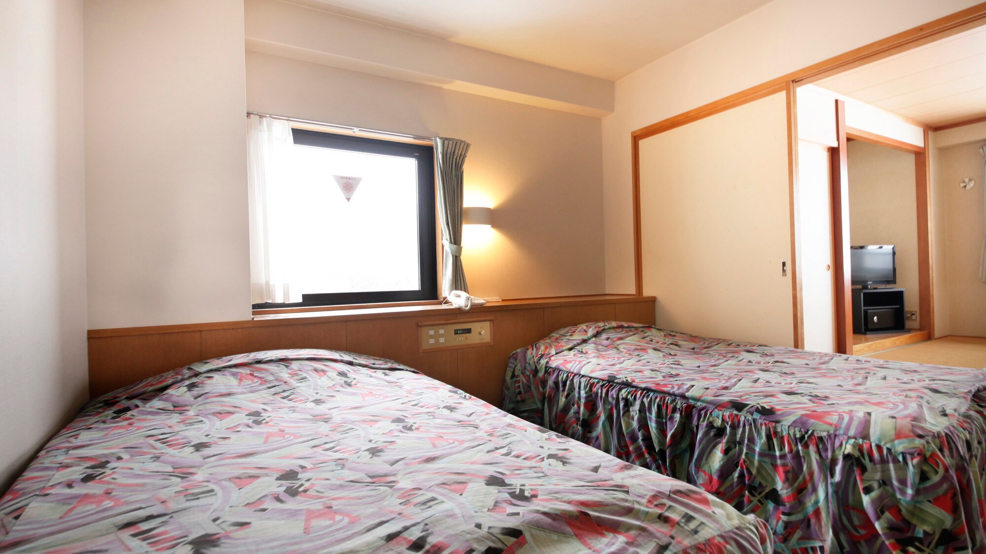 [Japanese-Western style room] A room with 2 large semi-double beds and 8 tatami mats.