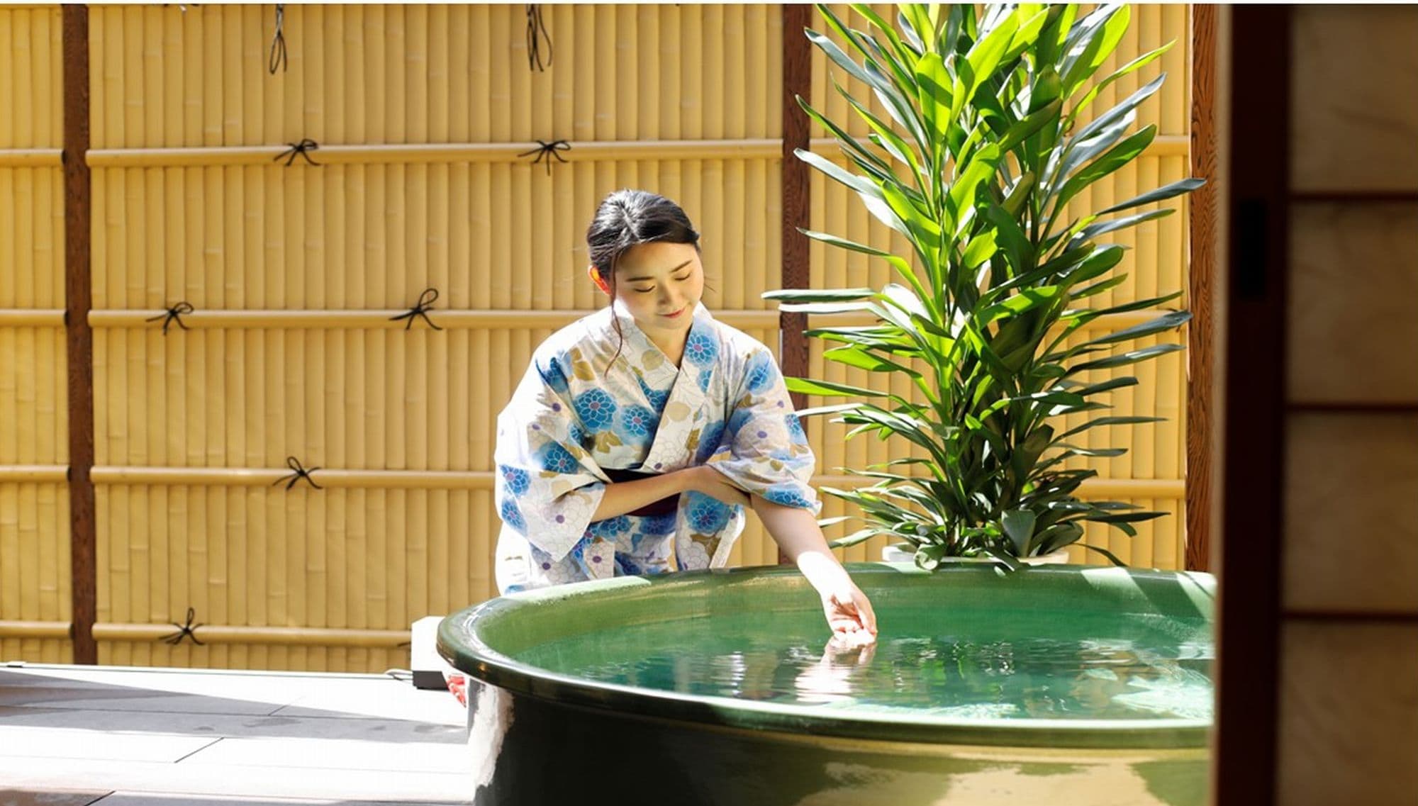 The open-air bath in the guest room is not a hot spring.