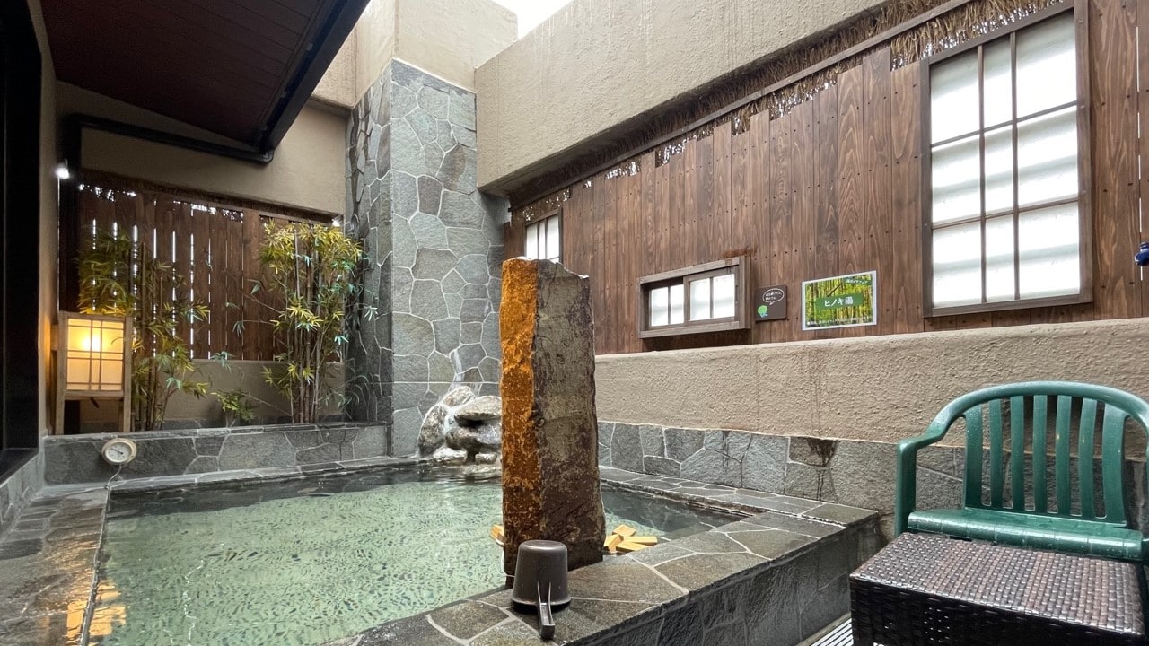 ["Kuroyu" Natural Hot Spring Large Bath - Women] Hinoki open-air bath (Water temperature: approx. 42℃ to 43℃)