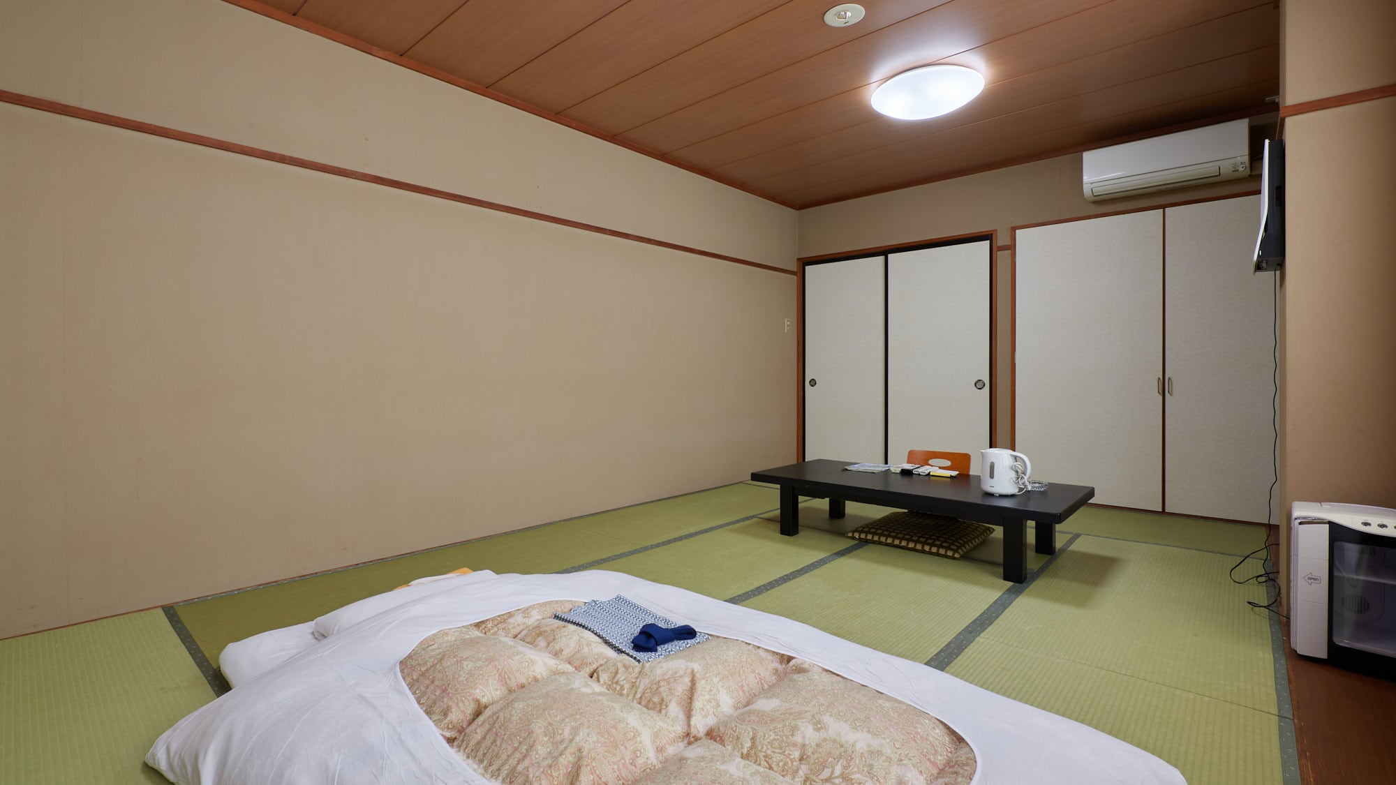 [Smoking] Japanese-style room for 1 to 6 people