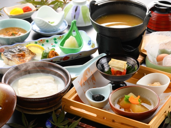 Matsuzono 的早餐包括嬉野市的特色菜溫泉豆腐。