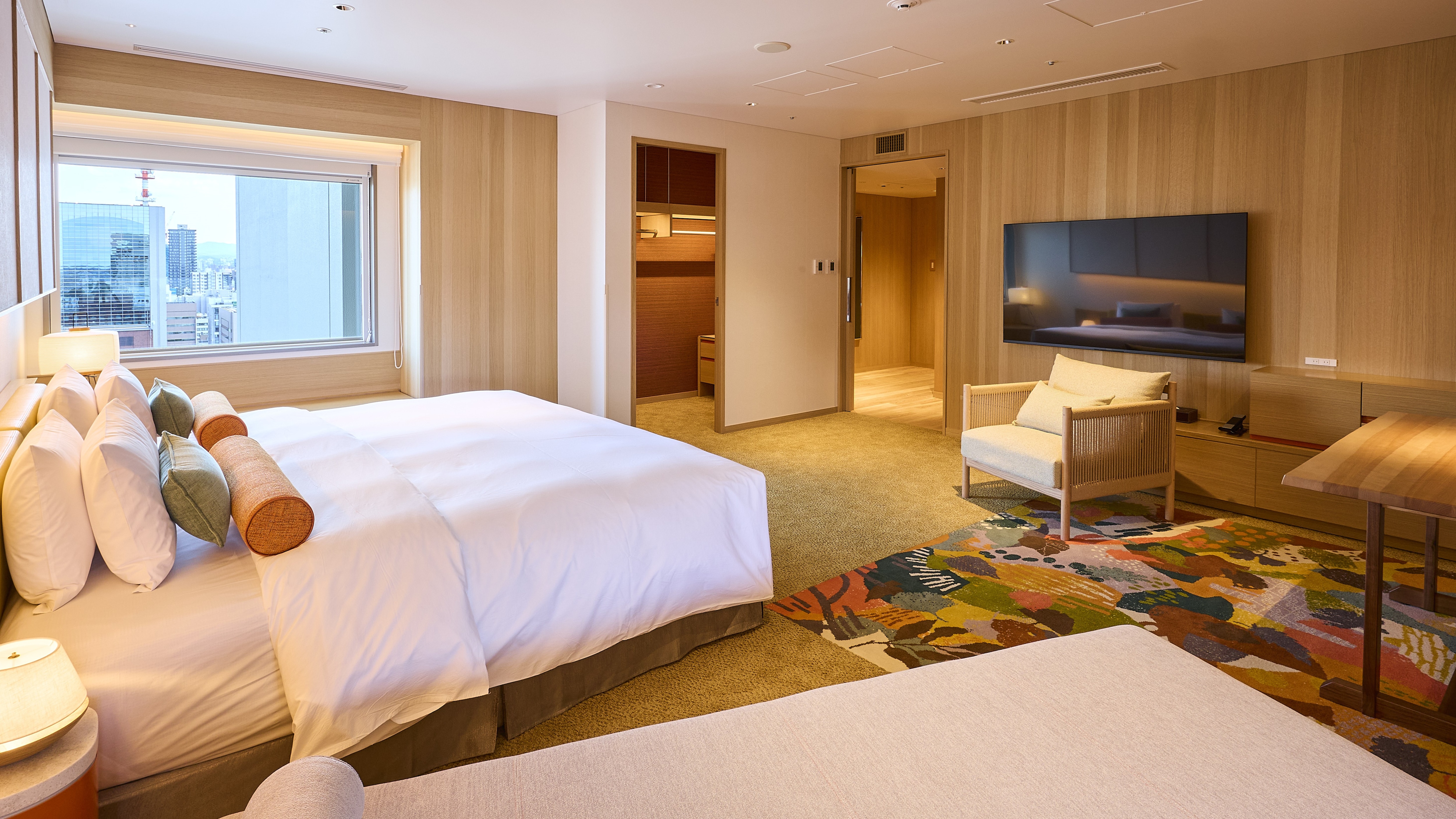 Top floor guest room [Plaza Floor] Plaza Corner King (suite style) 62.8 square meters = Non-smoking =