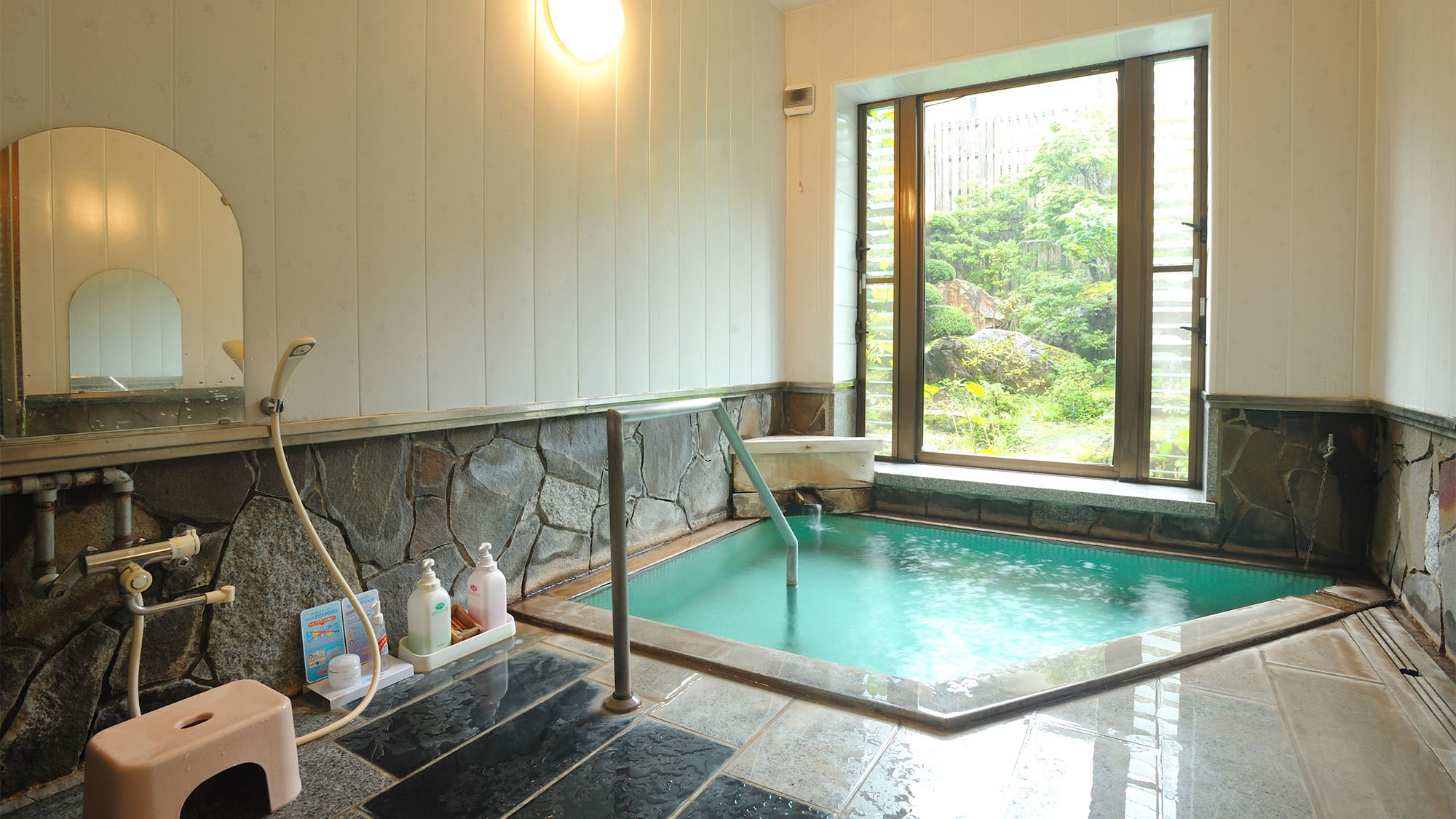 ・[Large public bath] Natural hot spring water. Available 24 hours a day.