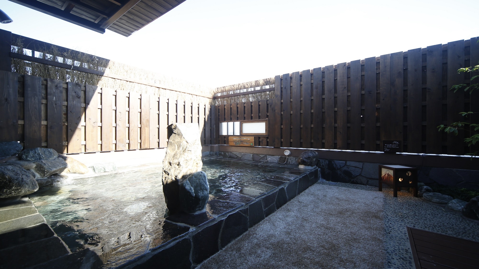 【女性】露天浴池（熱水溫度：42-43℃）