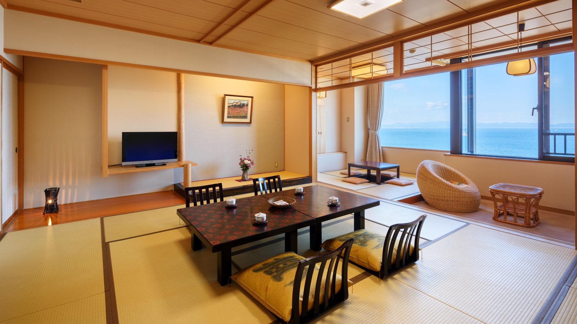 日式房间，配有漂亮的藤椅。窗外悠闲地看海。 (12.5榻榻米式)