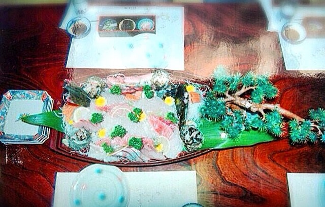 Boat-shaped sashimi platter