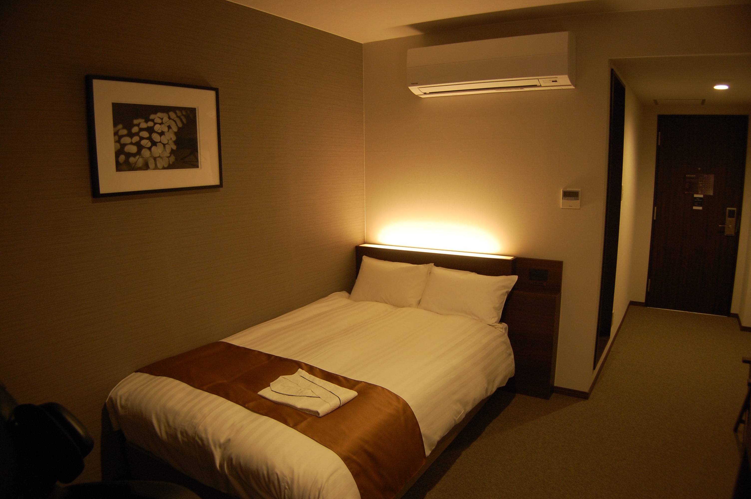Single room with a spacious size of 20㎡, semi-double Simmons bed
