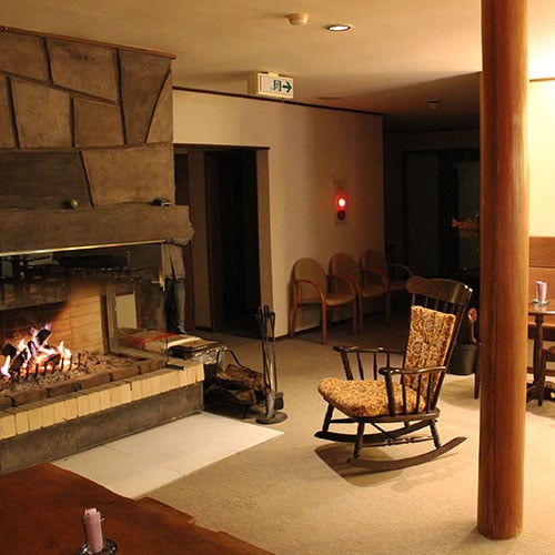 ・Rocking chairs to relax while watching the fireplace