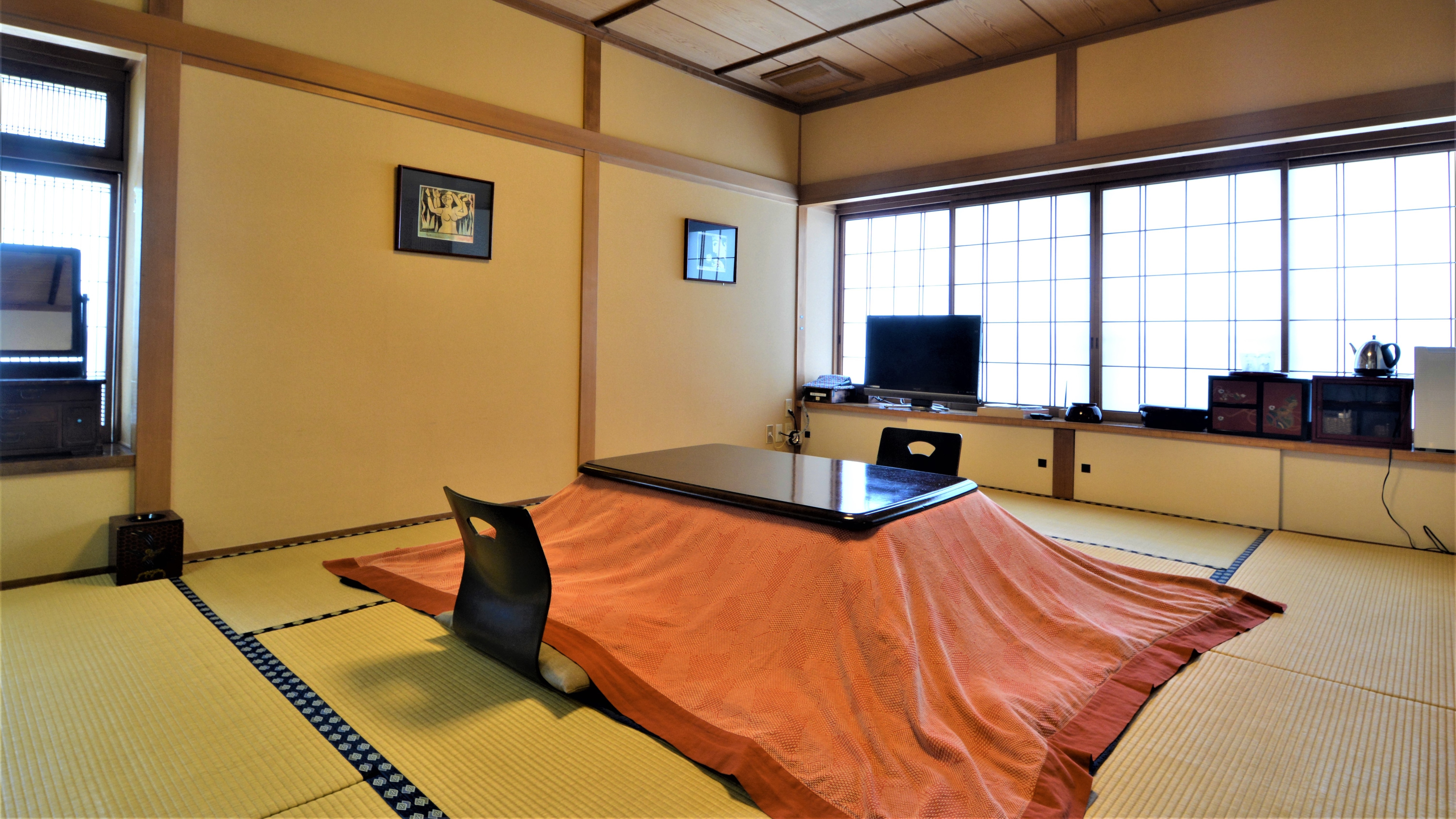 The spacious 10 tatami Japanese-style room "Ashina no Ma" is a compact yet relaxing space.
