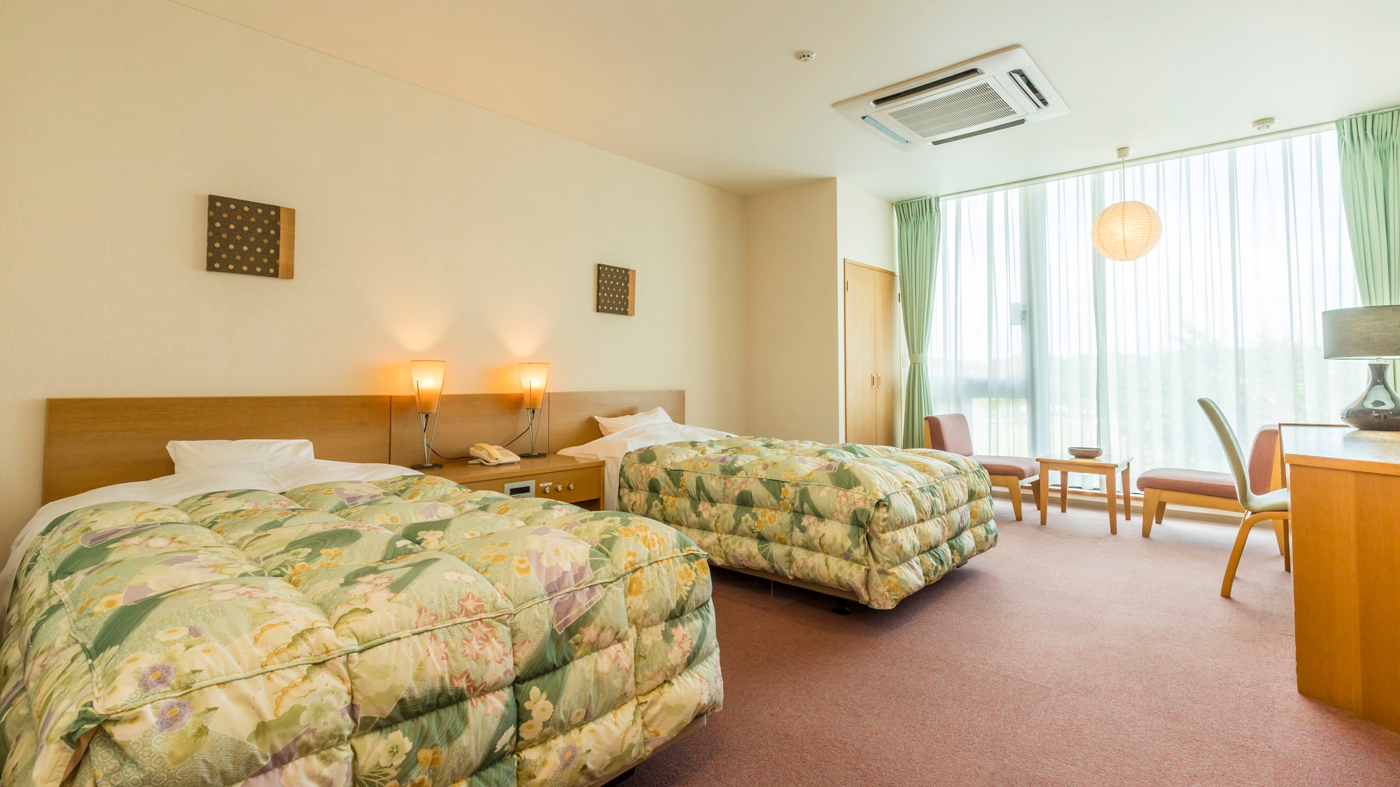 [Twin] Relax in a semi-double bed. If the weather is good, you can see the Tateyama mountain range from the window.