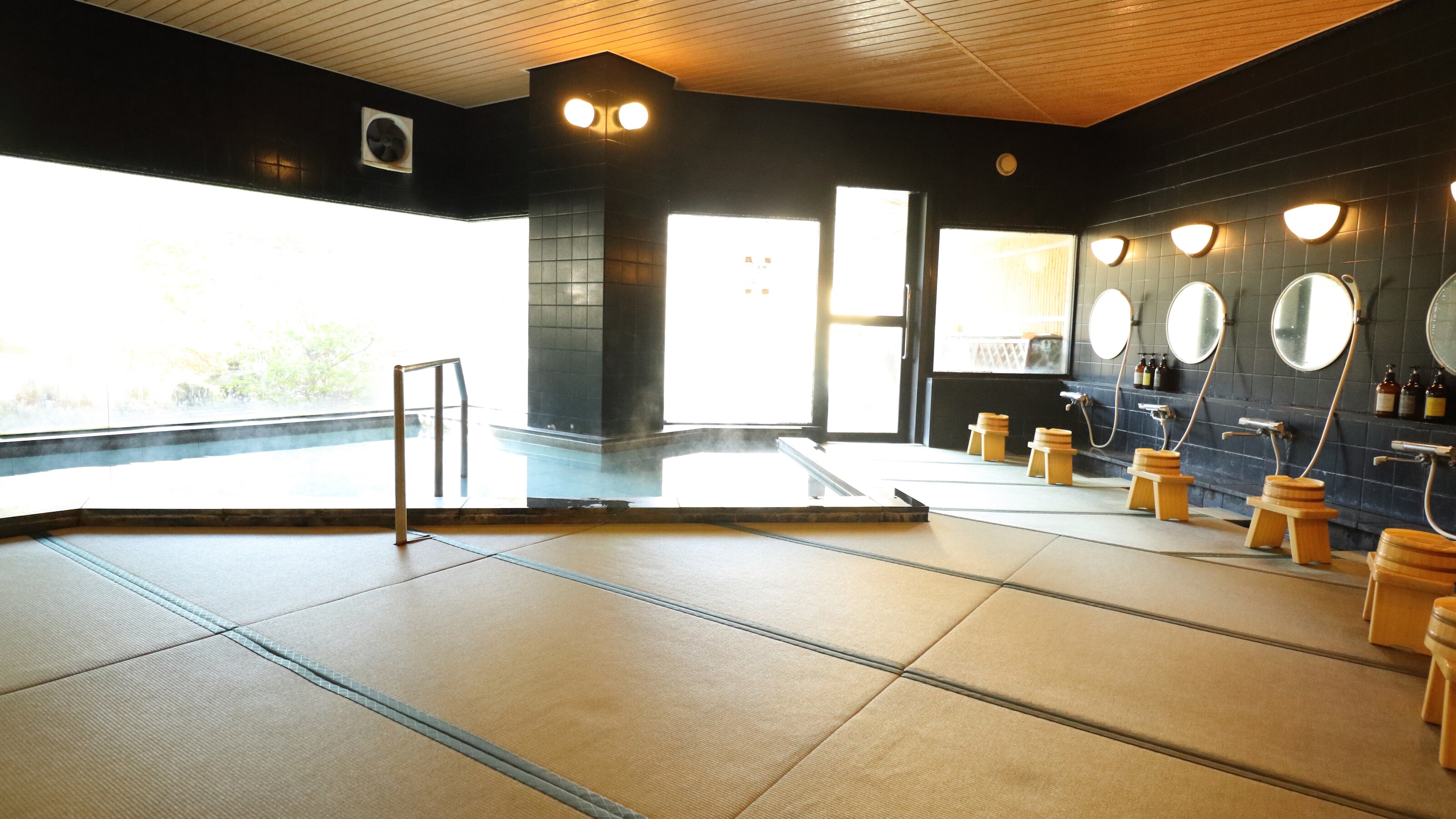 Popular for its non-slip surface♪ Large indoor bath