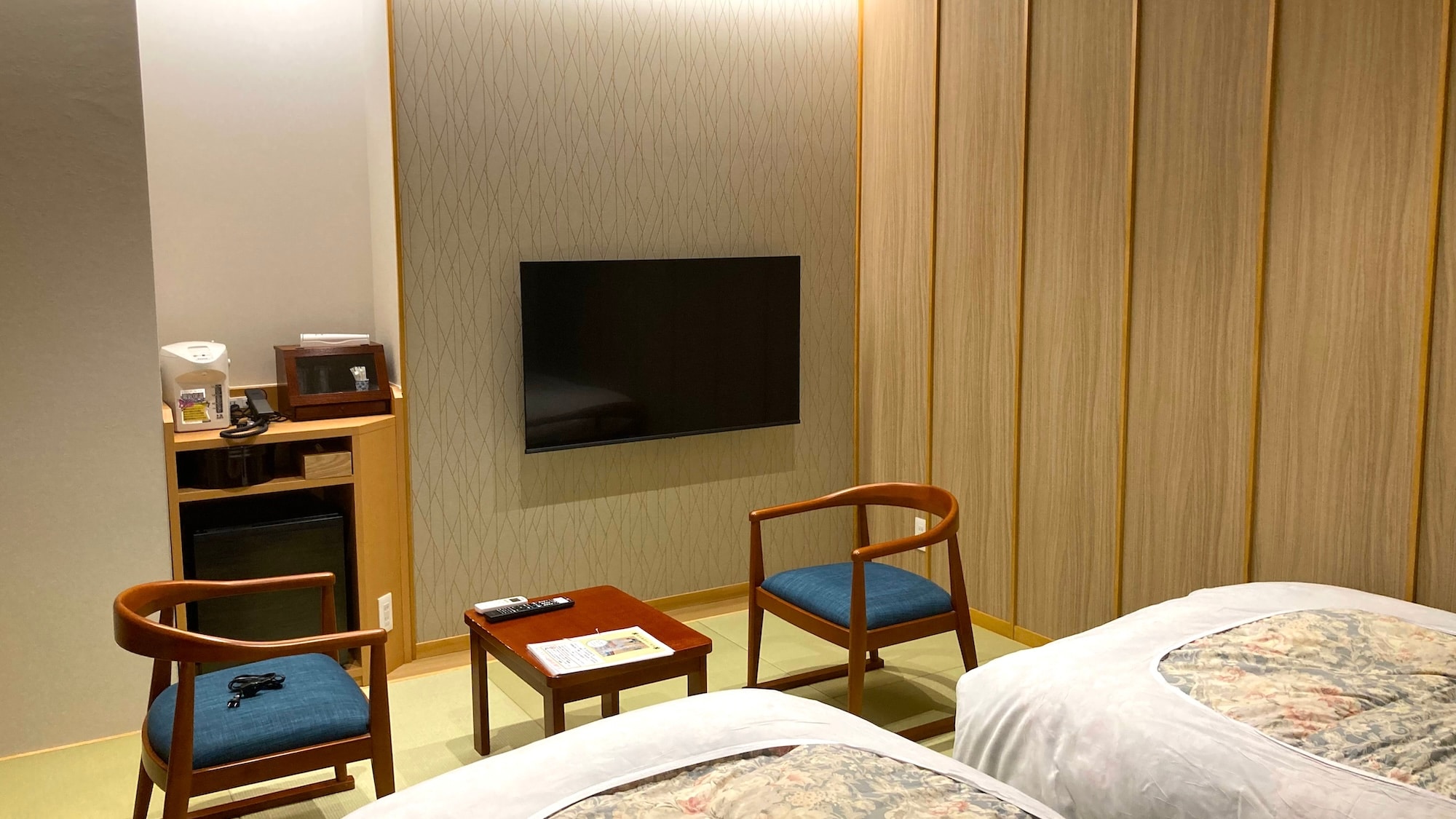 The Matsubokkoku Room (compact twin) has two single beds. The bedding is made by Simmons.