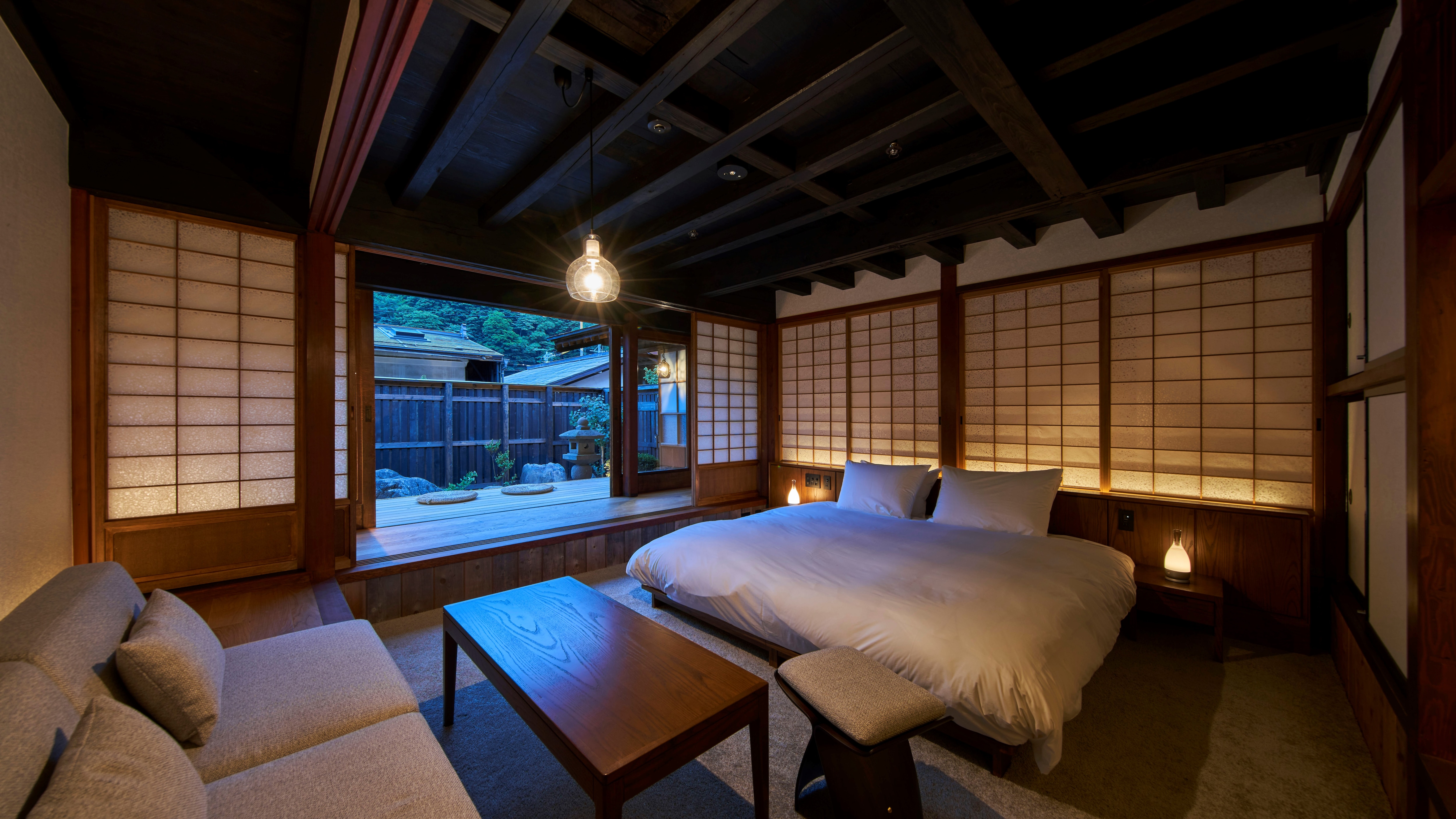 [Toshiyoshiya] Hyakushi / Feel the vague boundary between the inside and the outside / With a semi-open-air bath