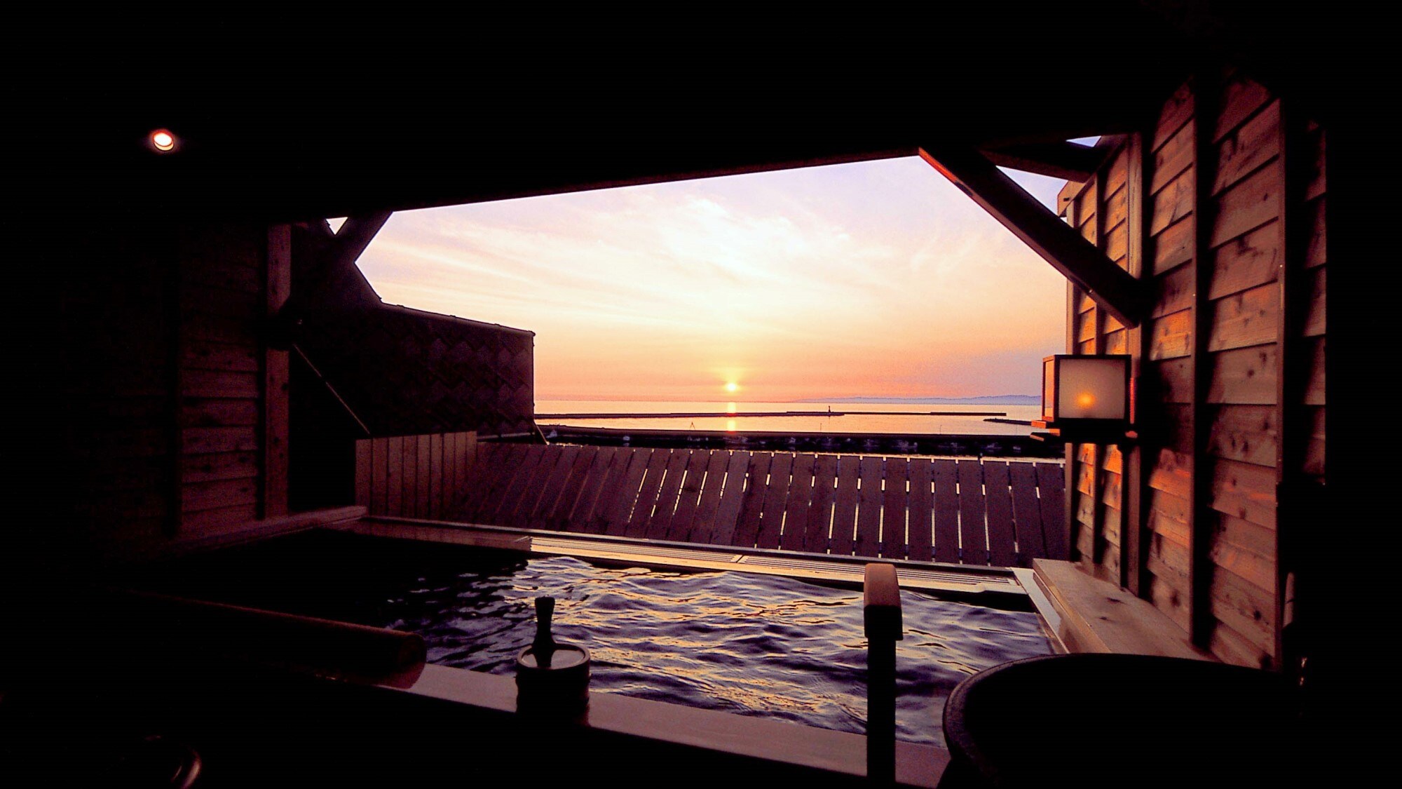 [Open-air cypress bath] A relaxing time to soak while watching the sunset on the horizon.