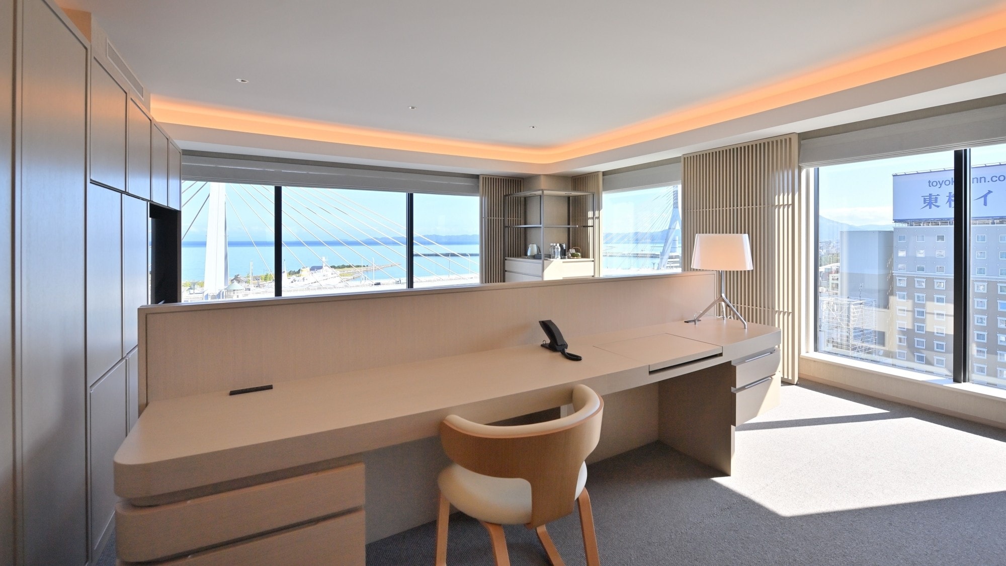 [Phòng Emperor Suite] Không gian rộng rãi được trang trí bằng đồ nội thất và vật dụng trang trí cao cấp, tạo nên bầu không khí sang trọng.