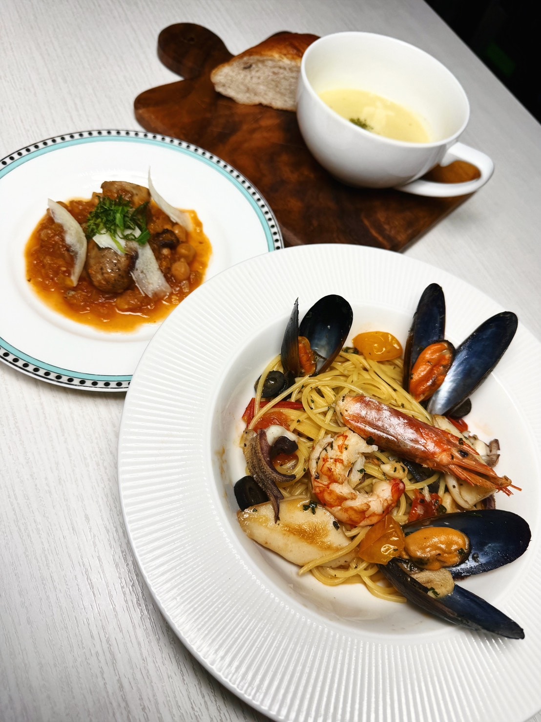 สปาเก็ตตี้เพสคาโทเร่กับอาหารทะเลมากมาย