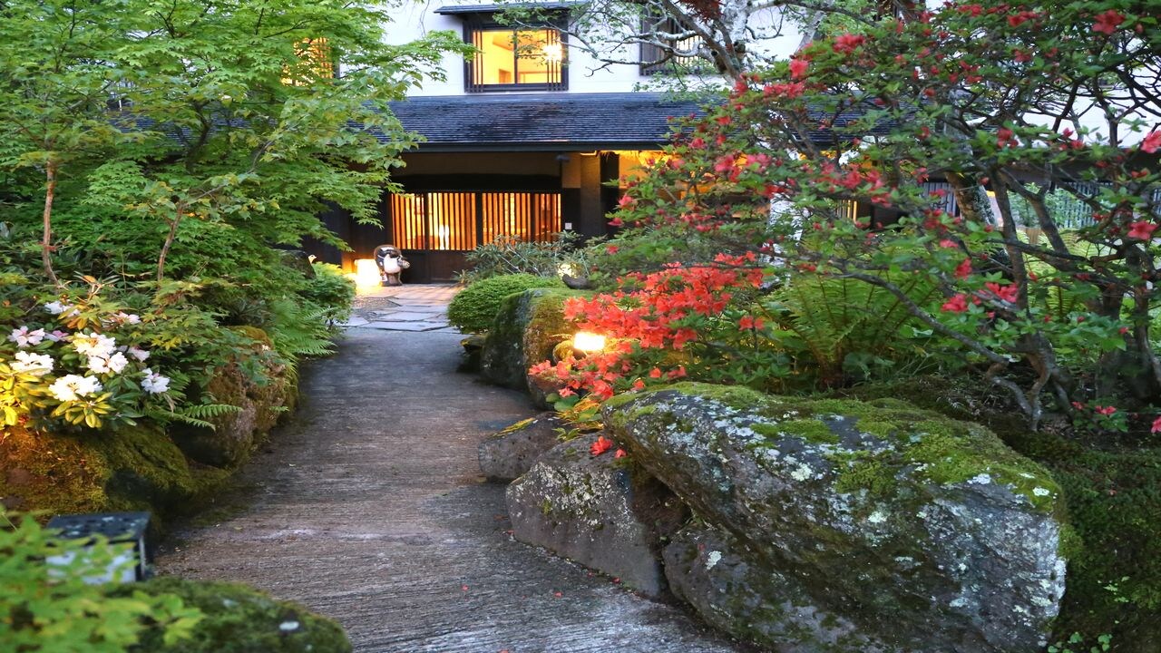 Sawaemon: Approach and entrance in early summer
