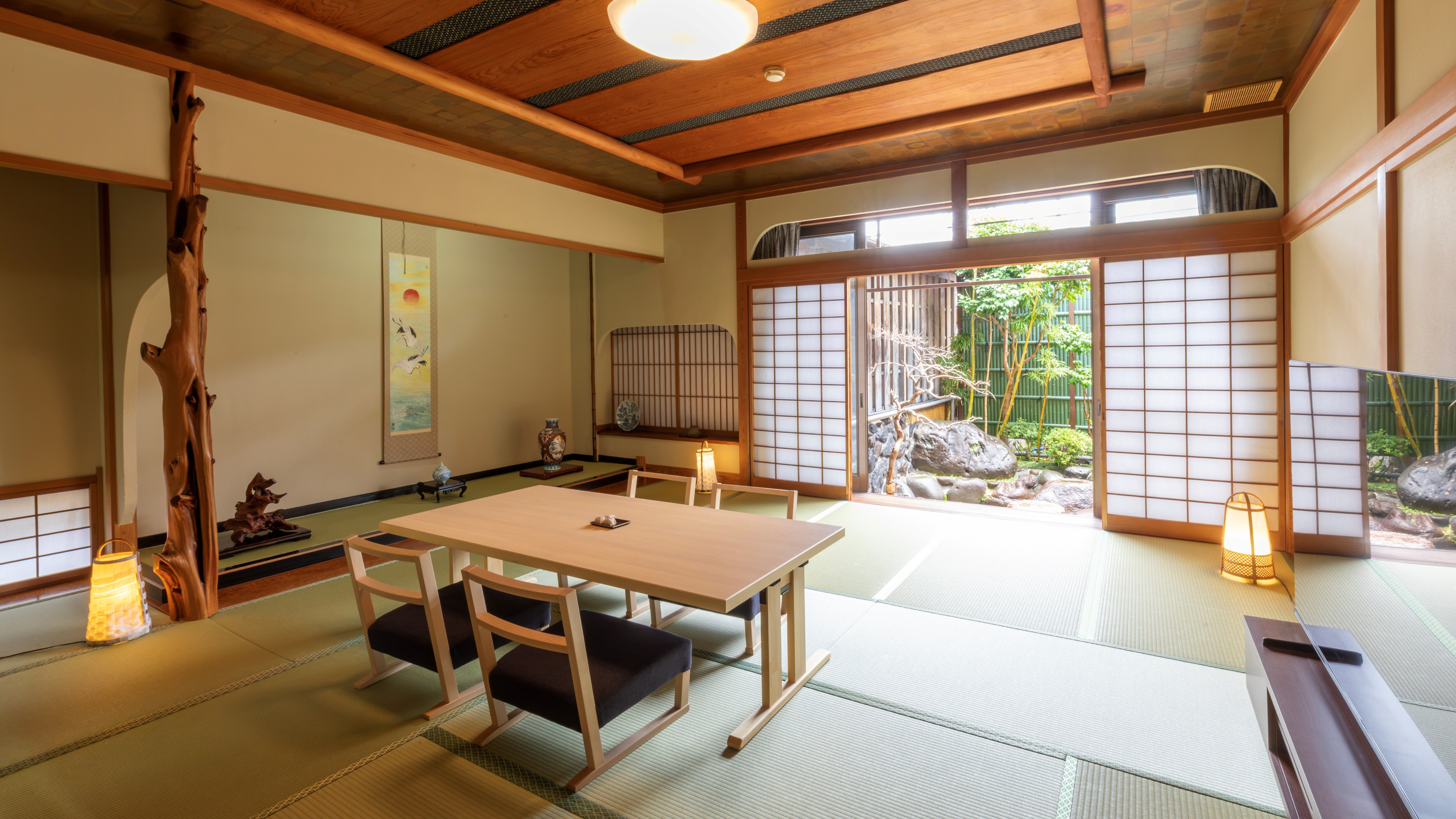 [Rooms with open-air baths] Room 101 Shokei Room / Room 102 Matsukaze Room: Japanese-style room 73㎡ + miniature garden