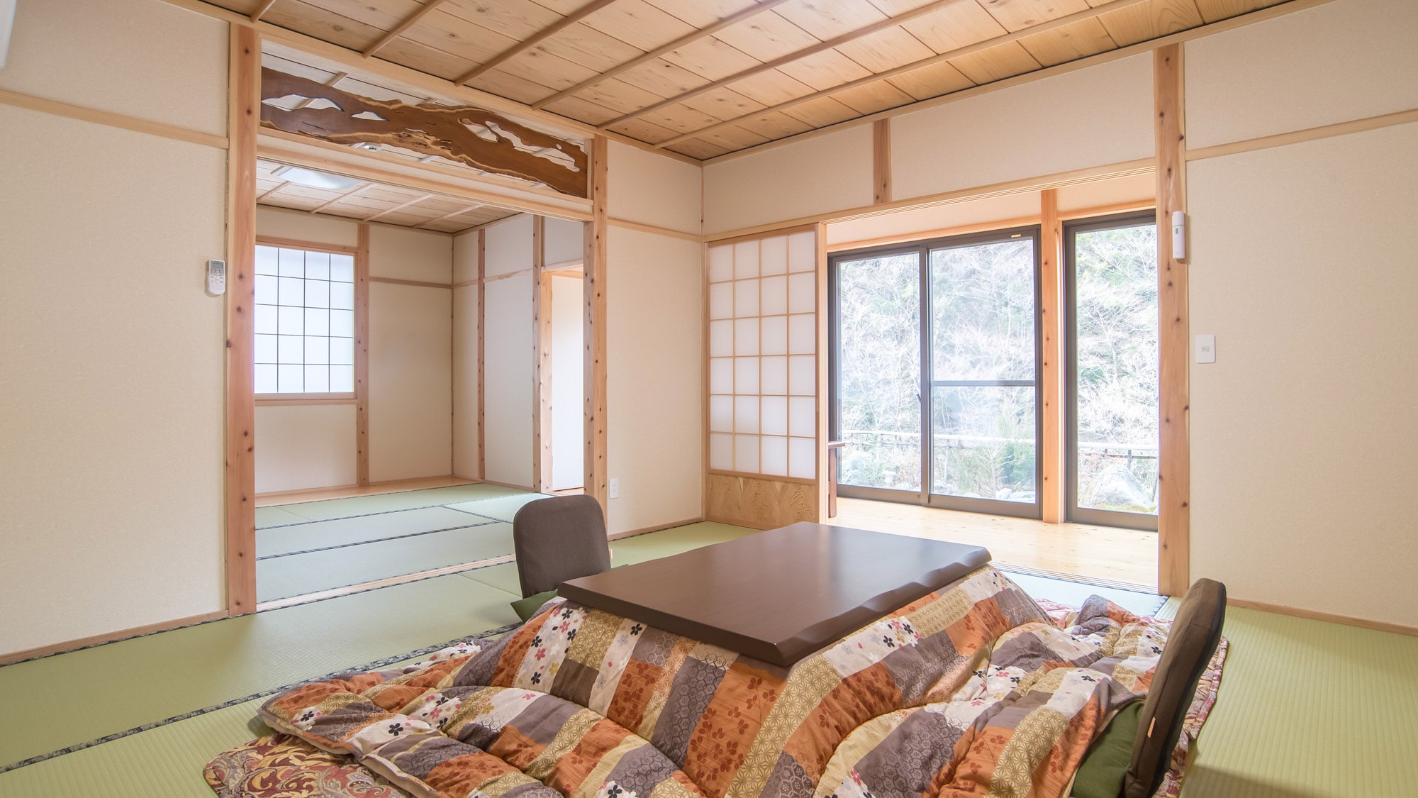 * [Separate Japanese-style room] It is a comfortable room equipped with air conditioning.