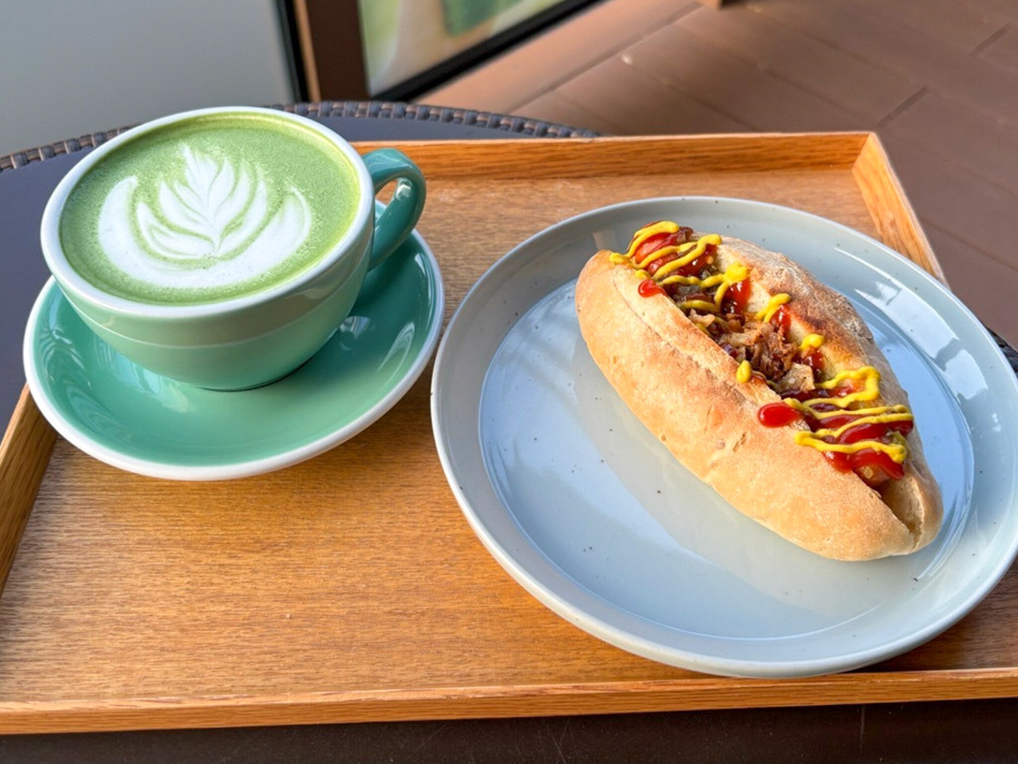 Bữa sáng (xúc xích & nước ép xanh latte)