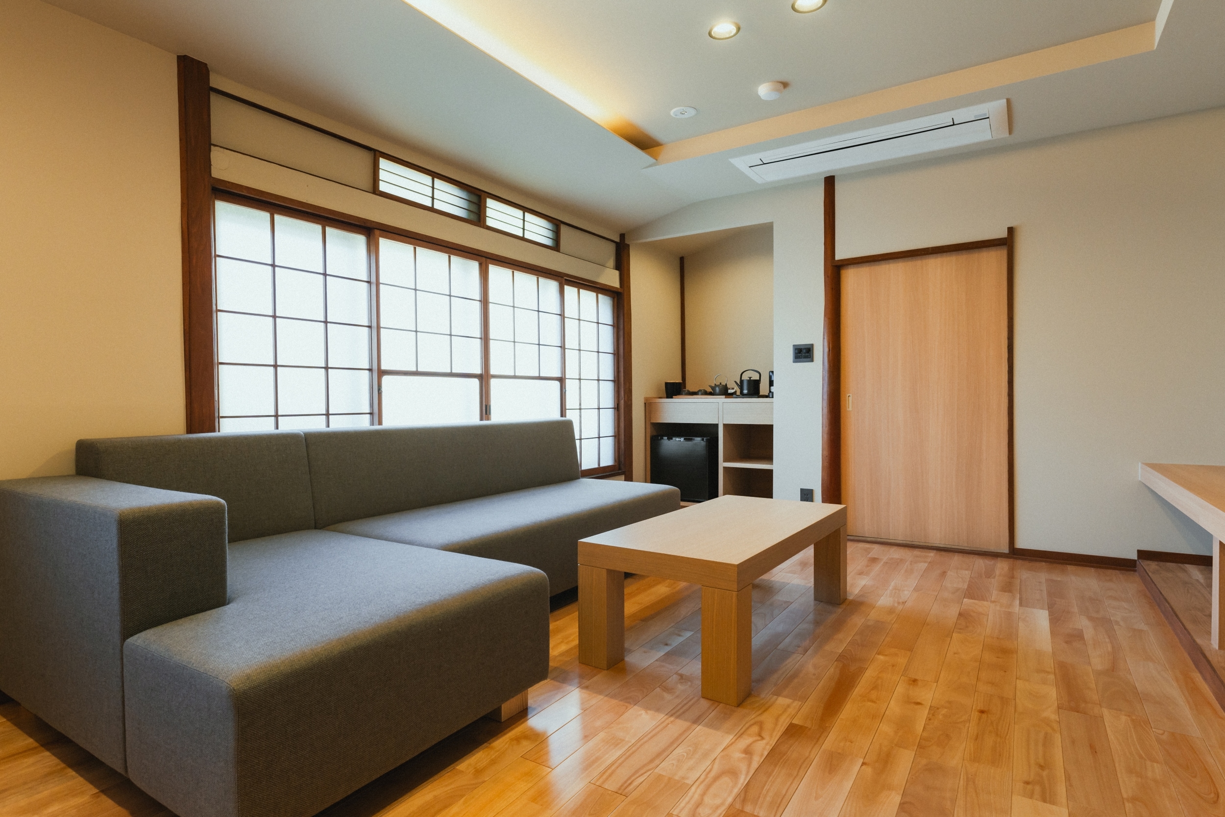 Kamar tamu yang telah direnovasi: Kamar twin bergaya Barat dengan kamar mandi terbuka, Kamar 106
