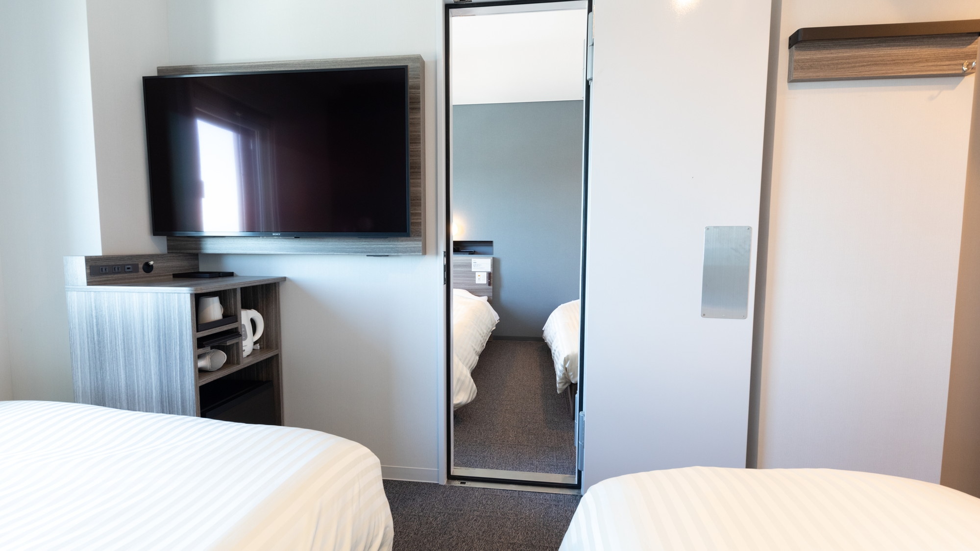 Phòng này có hai phòng, mỗi phòng có một cánh cửa thông nhau.