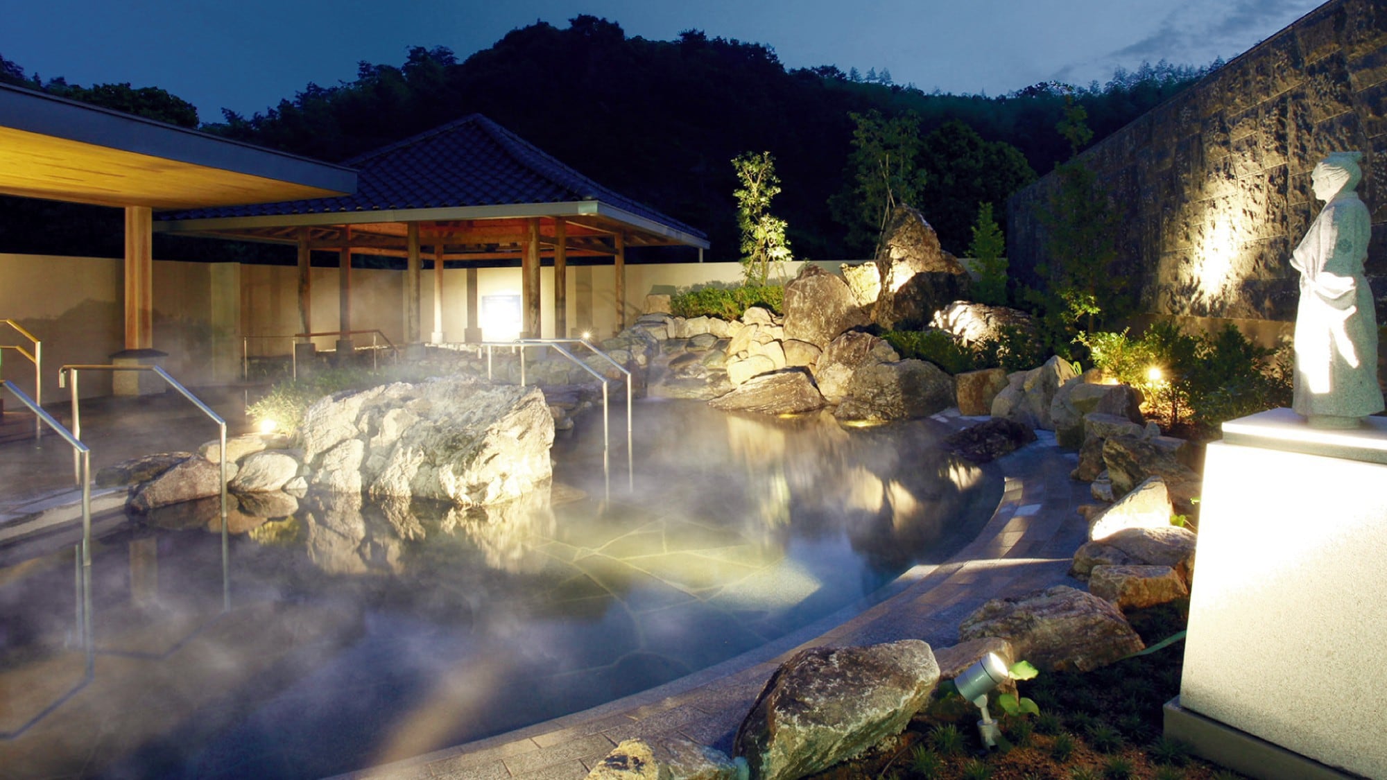露天浴池内建有高知县伟人的微型雕像，夜间点亮。