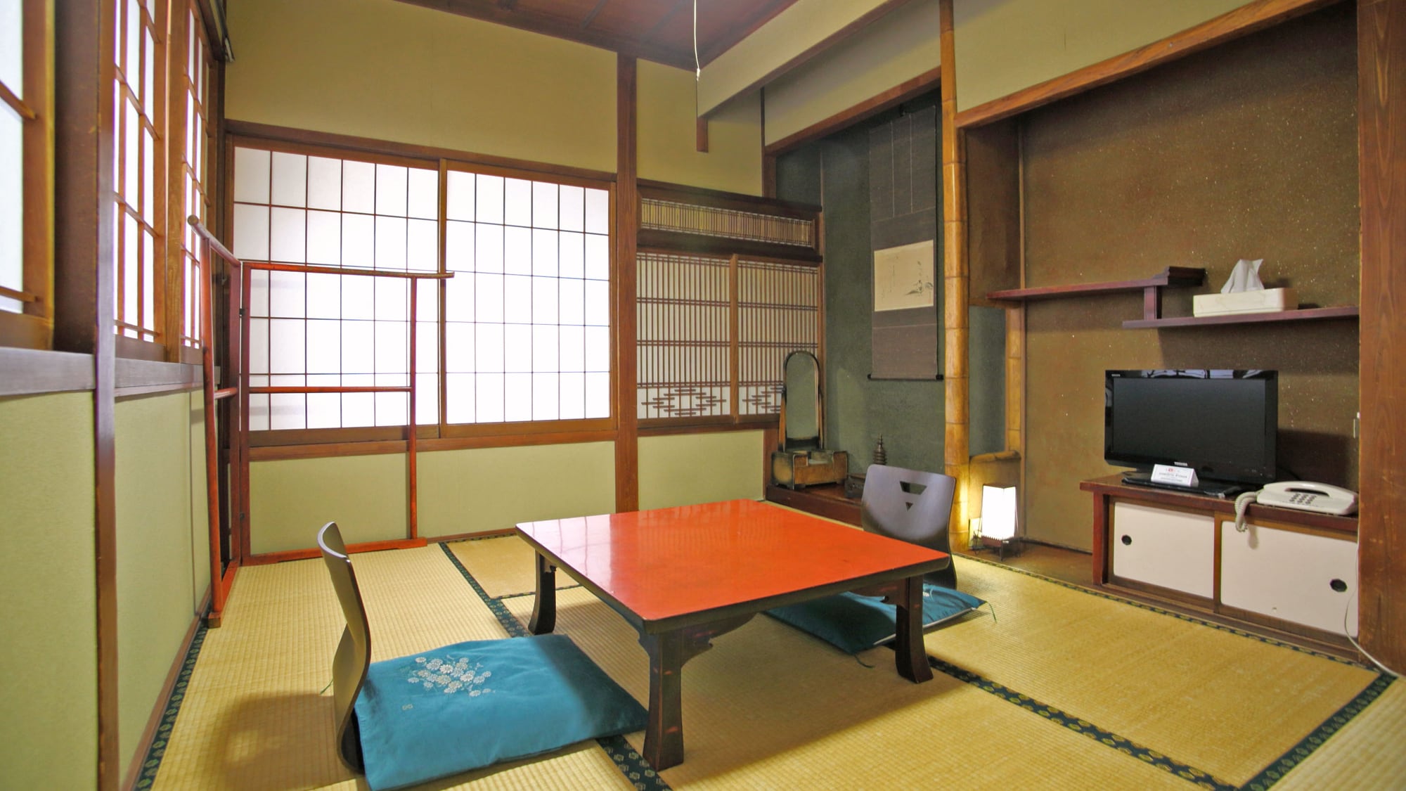 * Japanese-style room 6 tatami mats The furniture filled with the techniques of old craftsmen who create a historic space will delight your eyes.