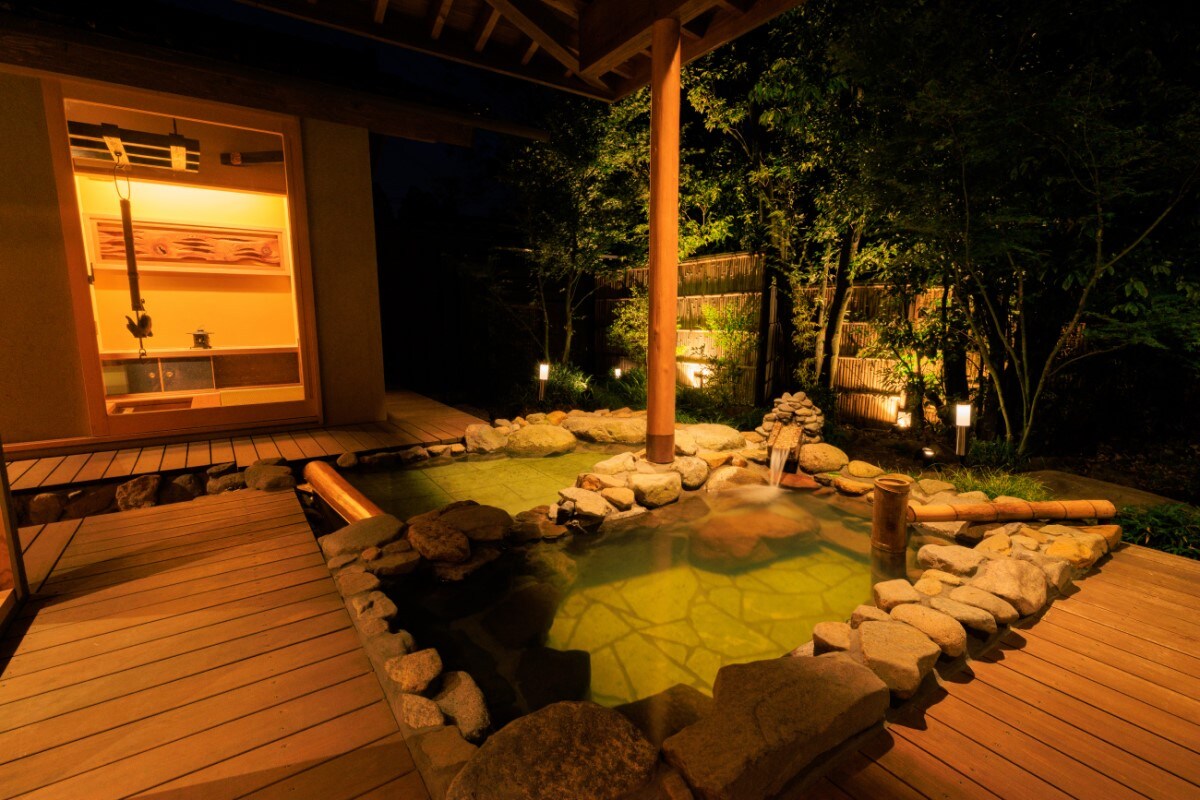 Purple open-air bath