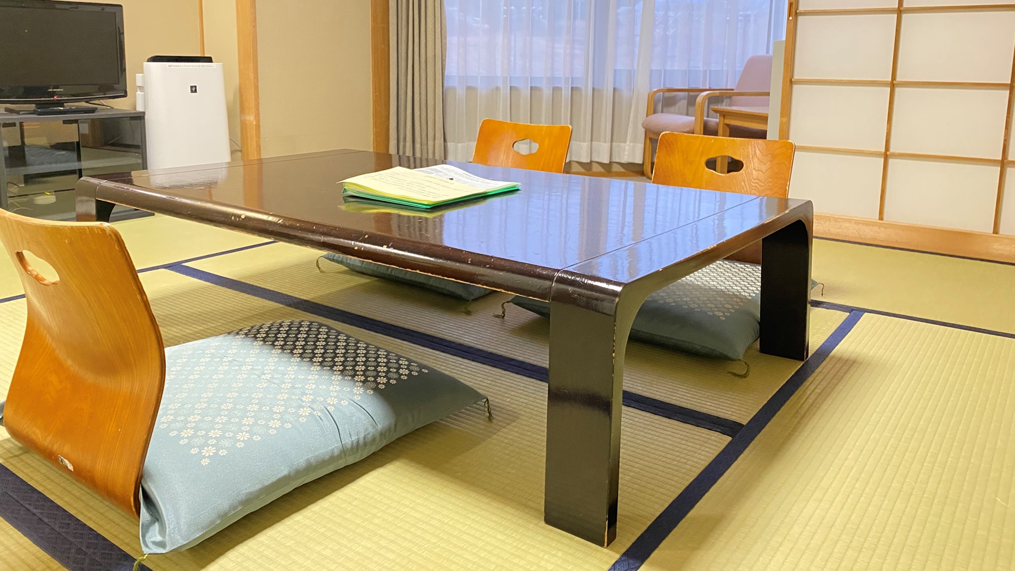 [Bangunan utama: Ruangan bergaya Jepang seluas 8 tatami] Kamar ini menghadap ke gunung.