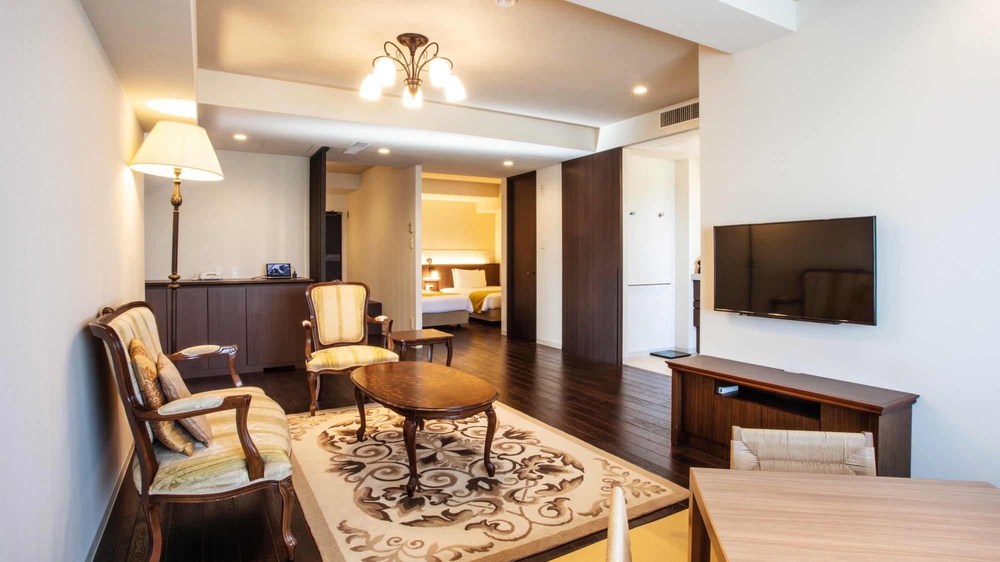[Example of a Japanese-Western style suite] <Taisho Romantic> A room with a refined and luxurious design that provides a nostalgic and relaxing space.