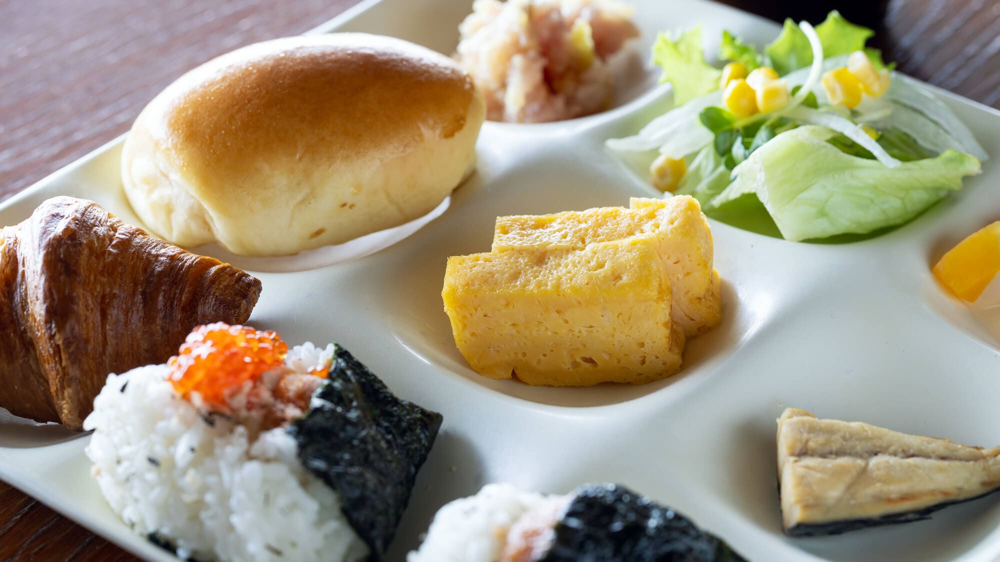 [Buffet Sarapan] Nasi dan roti! Salad dan hidangan klasik juga! Silakan nikmati hidangan favorit Anda.