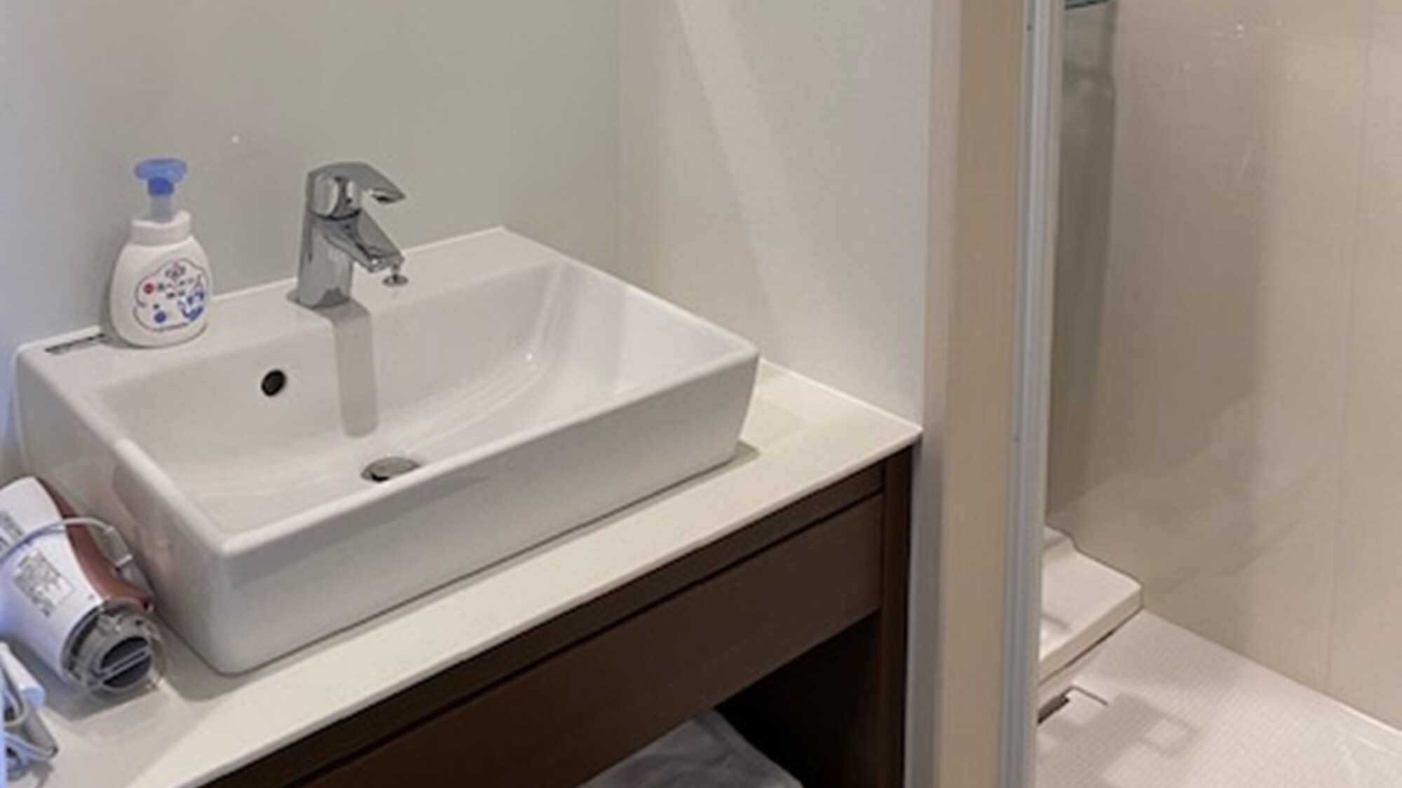 * [Washroom] Face towels, bath towels, toothbrushes, razors, and skin care products are available.