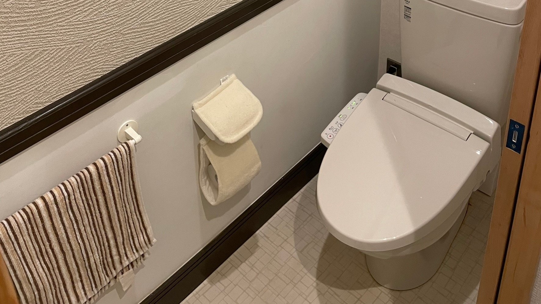 Toilet (dudukan toilet dengan air hangat)