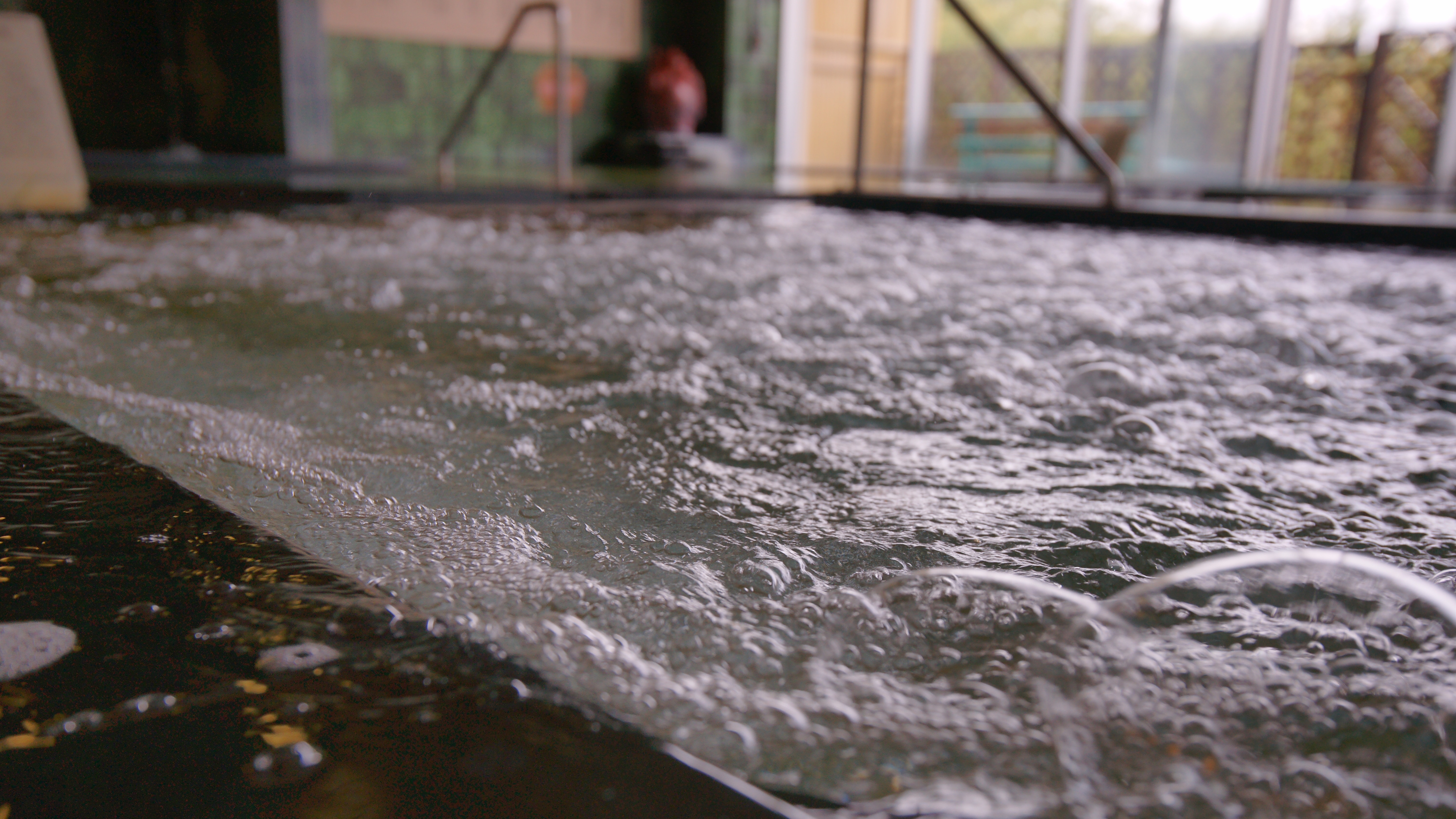 A hot spring that overflows with bubbling. The spring quality is sodium chloride spring. Efficacy is effective for back pain and stiff shoulders.