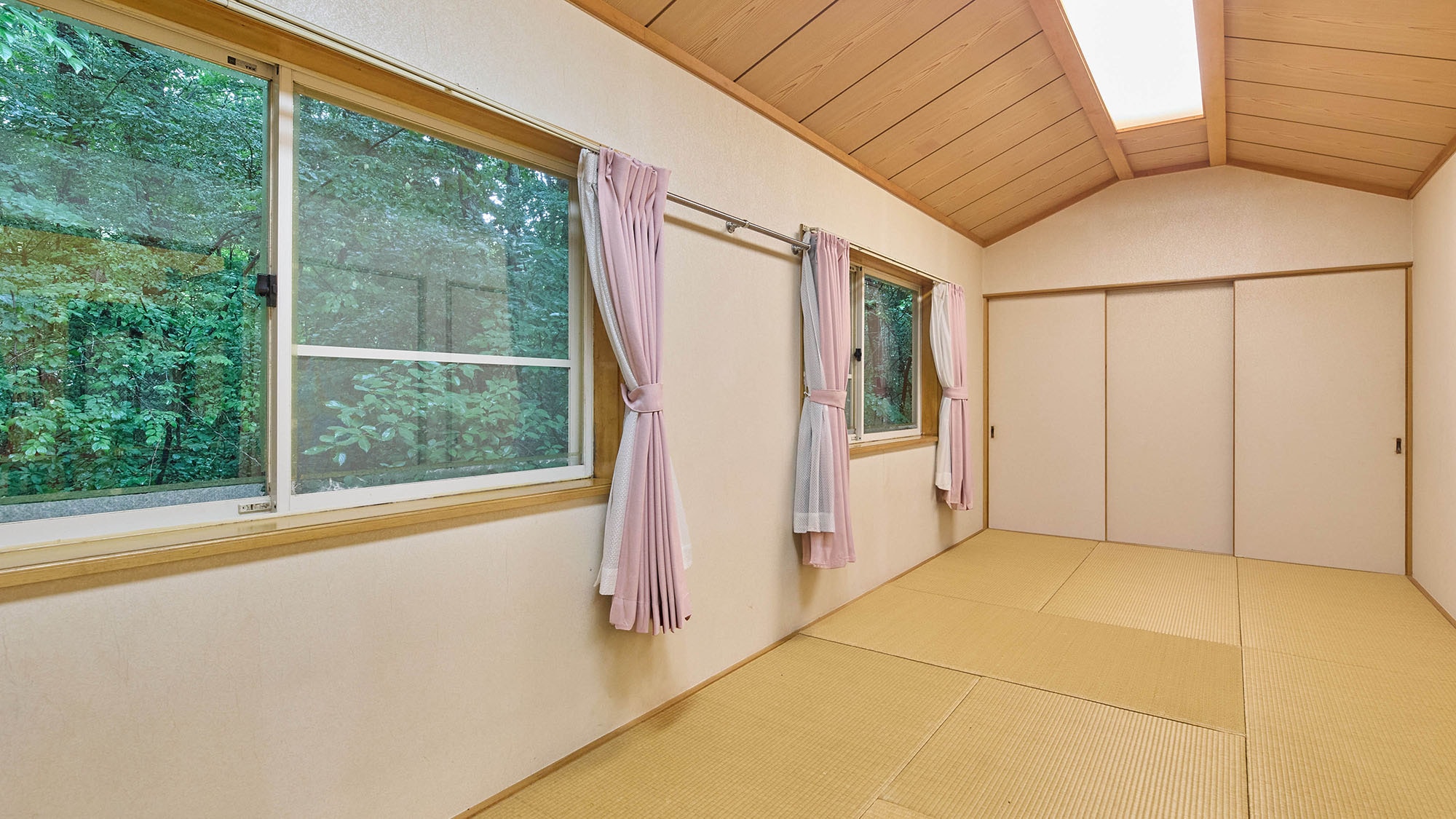 ・[Excel] Japanese-style bedroom next to the living room. Can be used as a play area for children or as a relaxing space.