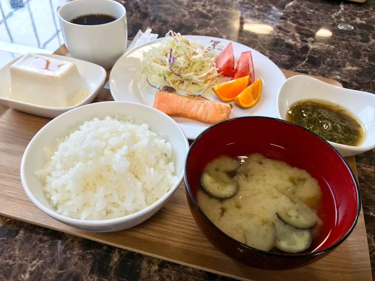 [Breakfast] A nutritious Japanese set meal